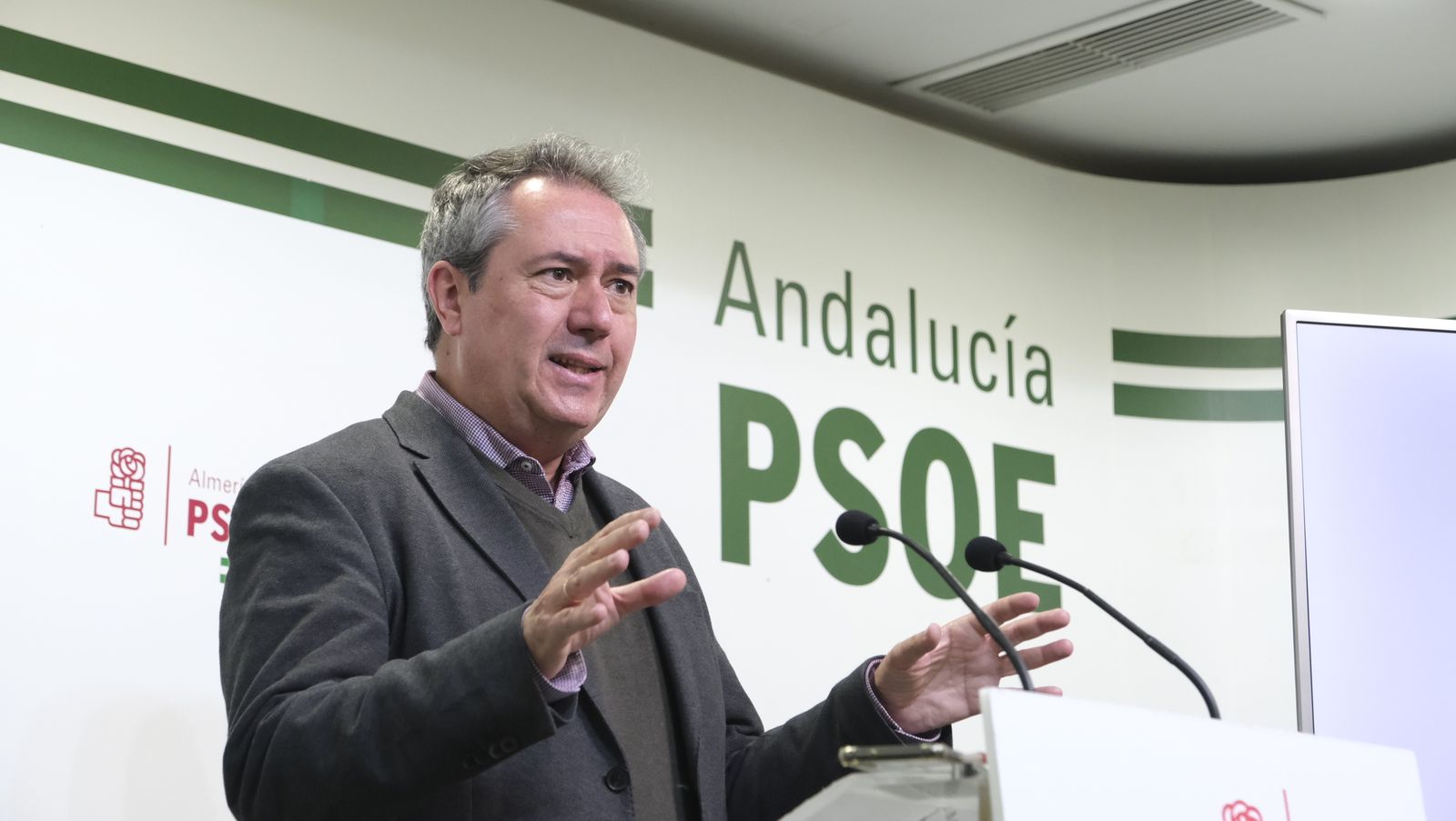 Imágenes de la visita del Secretario General del PSOE-A, Juan Espadas, a Almería.