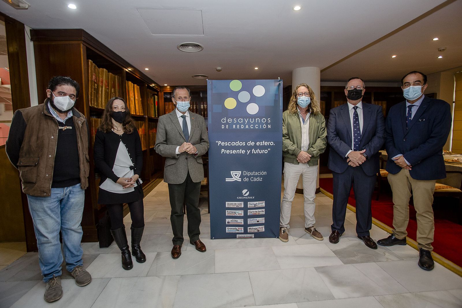 Pepe Monforte, periodista gastronómico y director de la revista digital ‘cosasdecomé’; Pilar Vera, redactora de ‘Diario de Cádiz’; José María Román, alcalde de Chiclana; Rafael Martín, director del Parque Natural Bahía de Cádiz; Juan Manuel García de Lomas, gerente de CTAQUA (Centro Tecnológico de Acuicultura de Andalucía); y David Fernández, director de ‘Diario de Cádiz’.