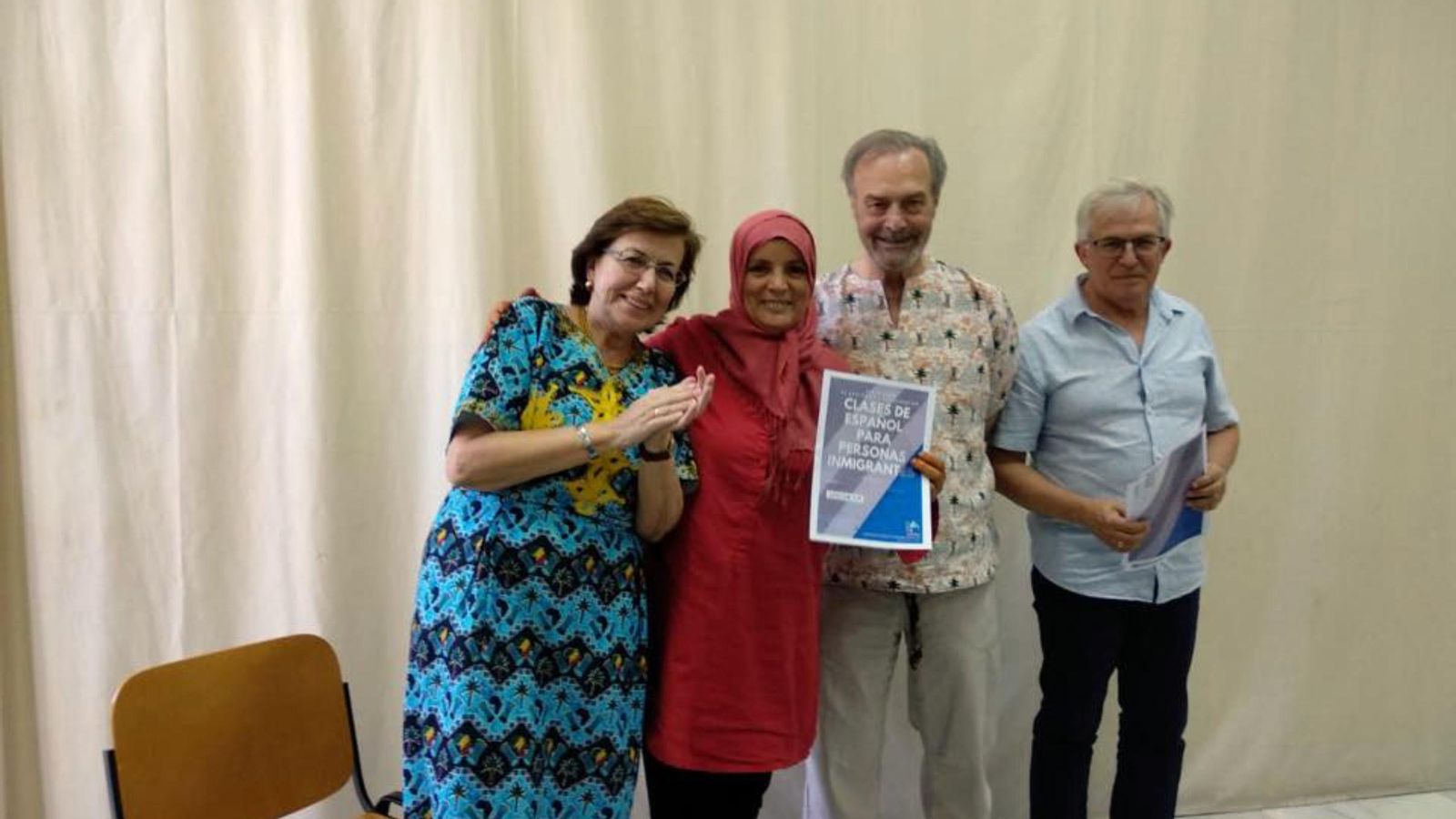 Rosa Sánchez  y Javier Fajardo junto a una alumna de las clases de español