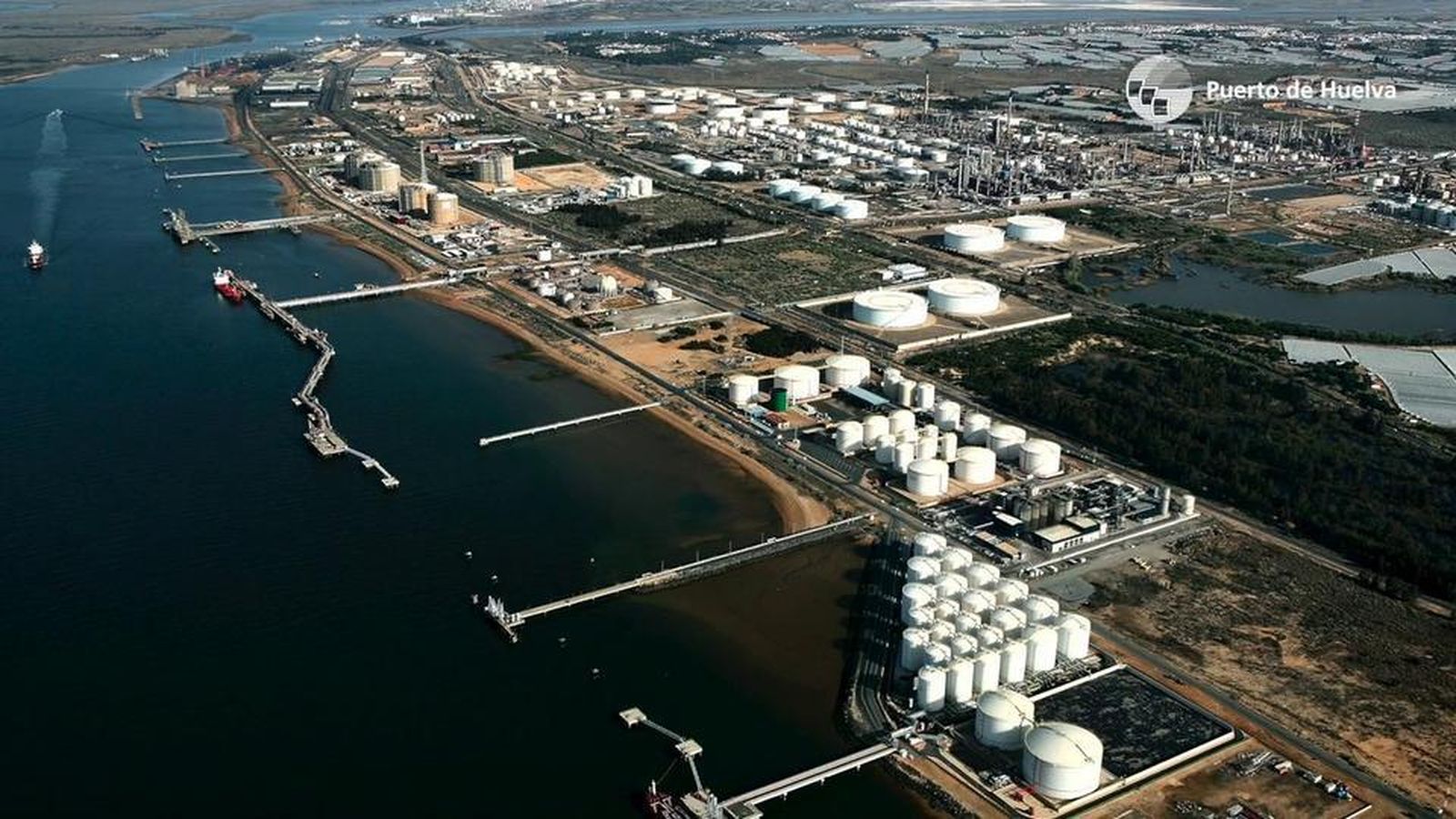 Vista aérea de los pantalanes de graneles líquidos en el Puerto Exterior de Huelva.