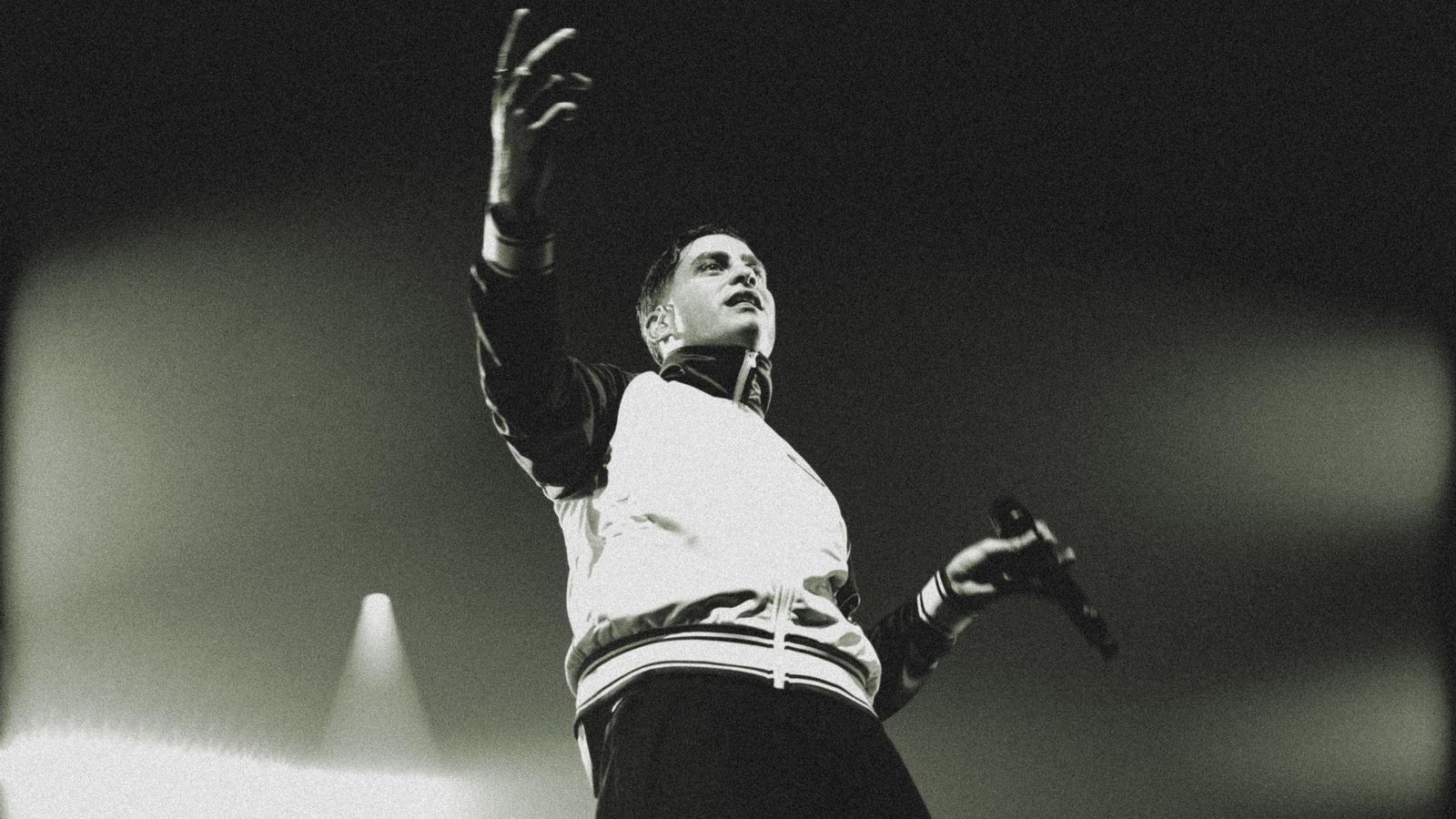 Delaossa mira al público sevillano desde el escenario del Cartuja Center.