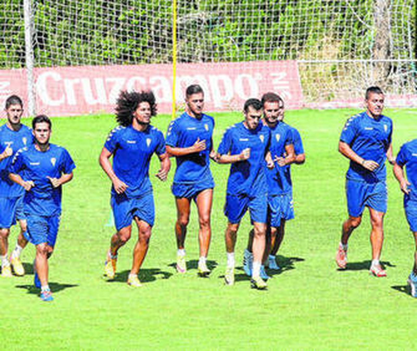Jugadores del Cádiz hacen carrera continua durante un entrenamiento en la pretemporada.