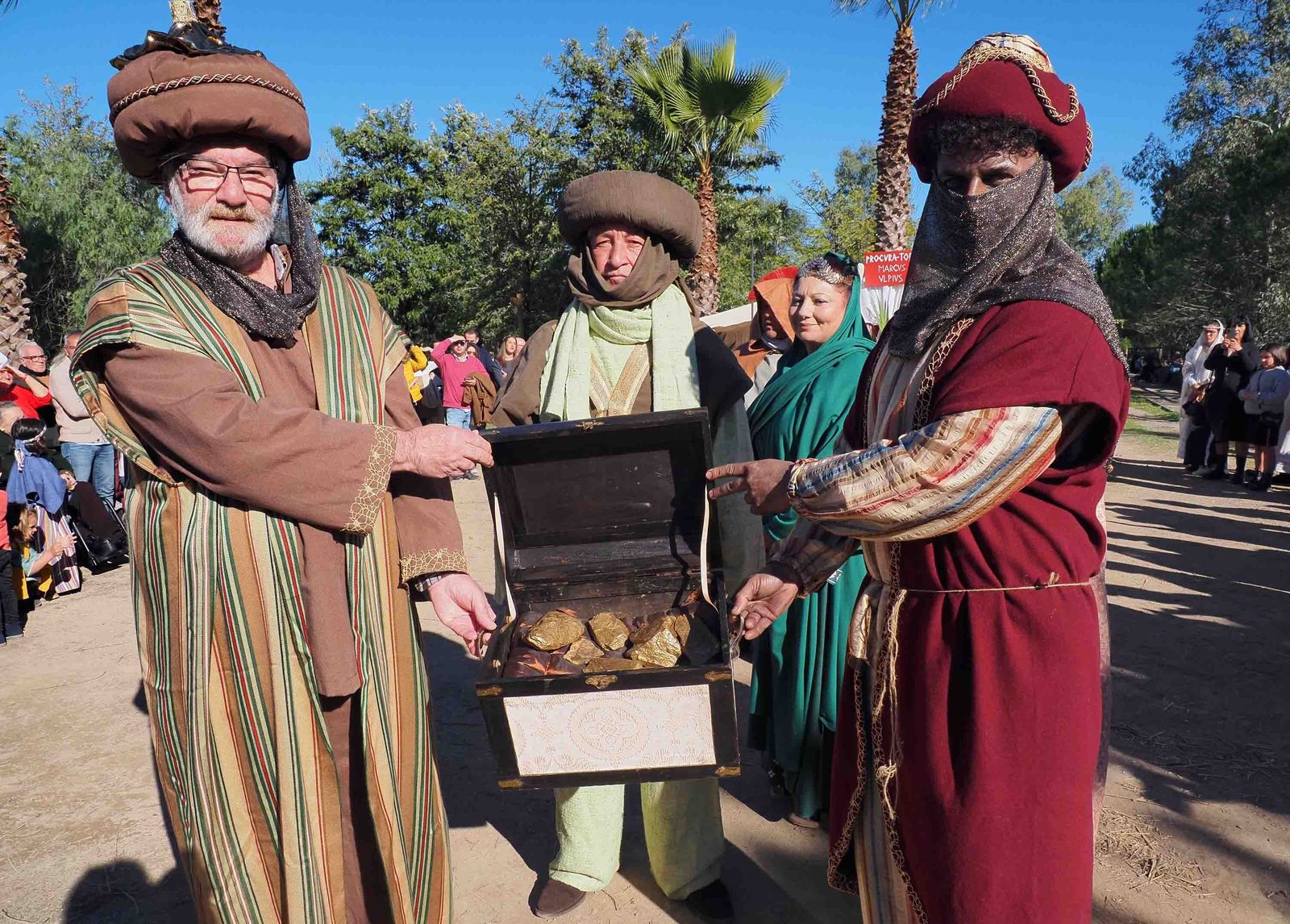 Las mejores imágenes de la recreación en Tharsis de la llegada del oro que llevarán los Reyes Magos a Belén