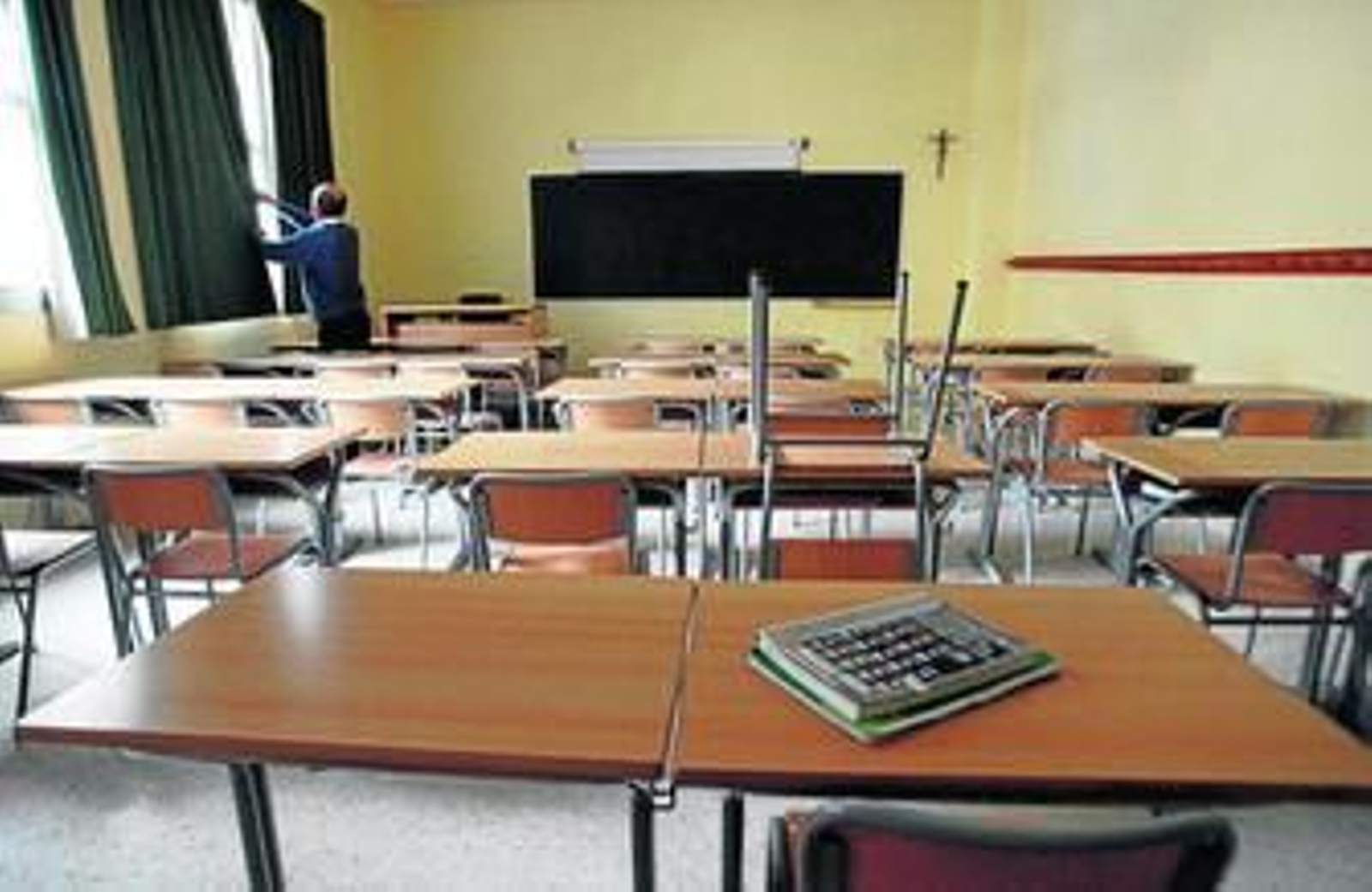 Un bedel clausura el aula de un centro donde se ha producido una agresión a un docente.