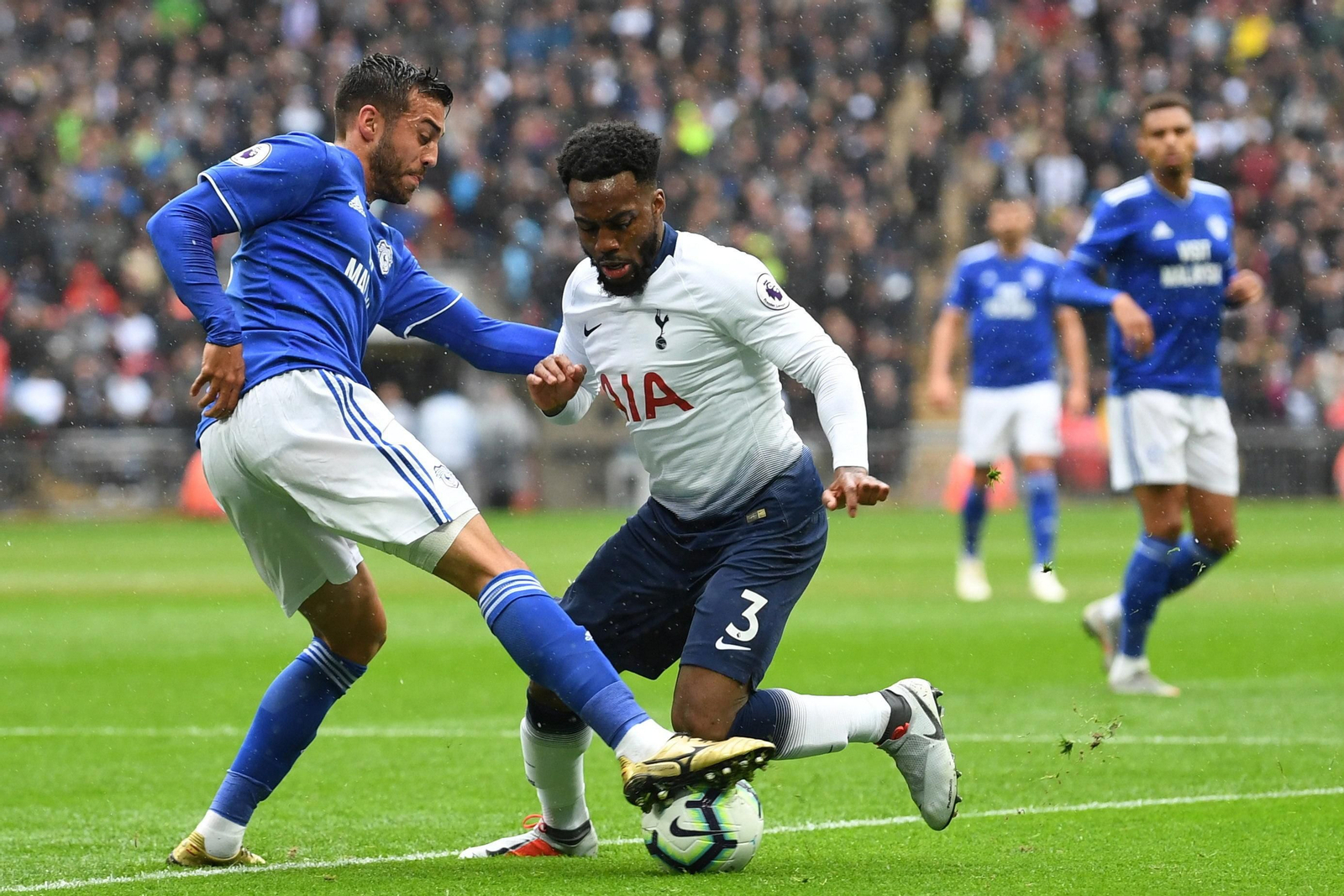 Camarasa disputa el balón ante Danny Rose.