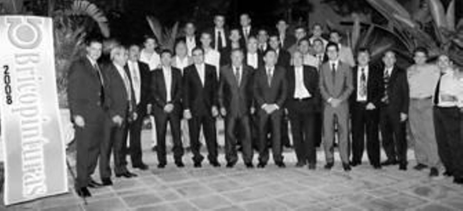 Los responsables de la firma jerezana posan con trabajadores, clientes y proveedores. Los responsables de la firma jerezana posan con trabajadores, clientes y proveedores.