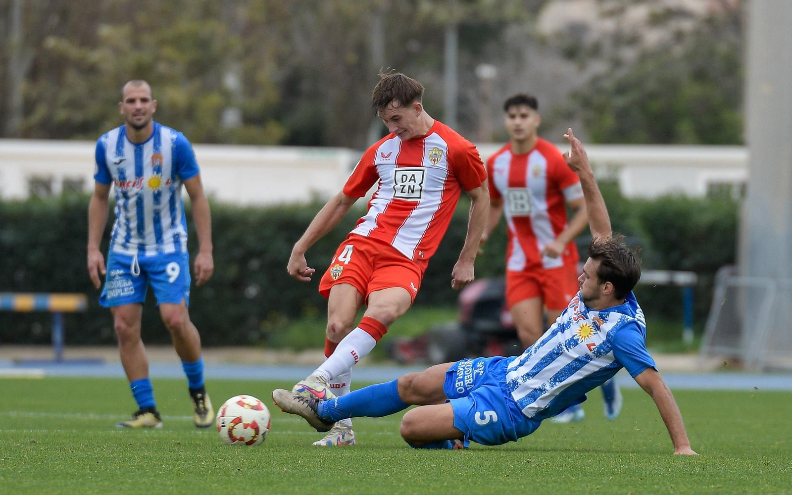 El centrocampista eslovaco realiza un pase ante la entrada de un rival durante el choque frente al Águilas de la pasada temporada.