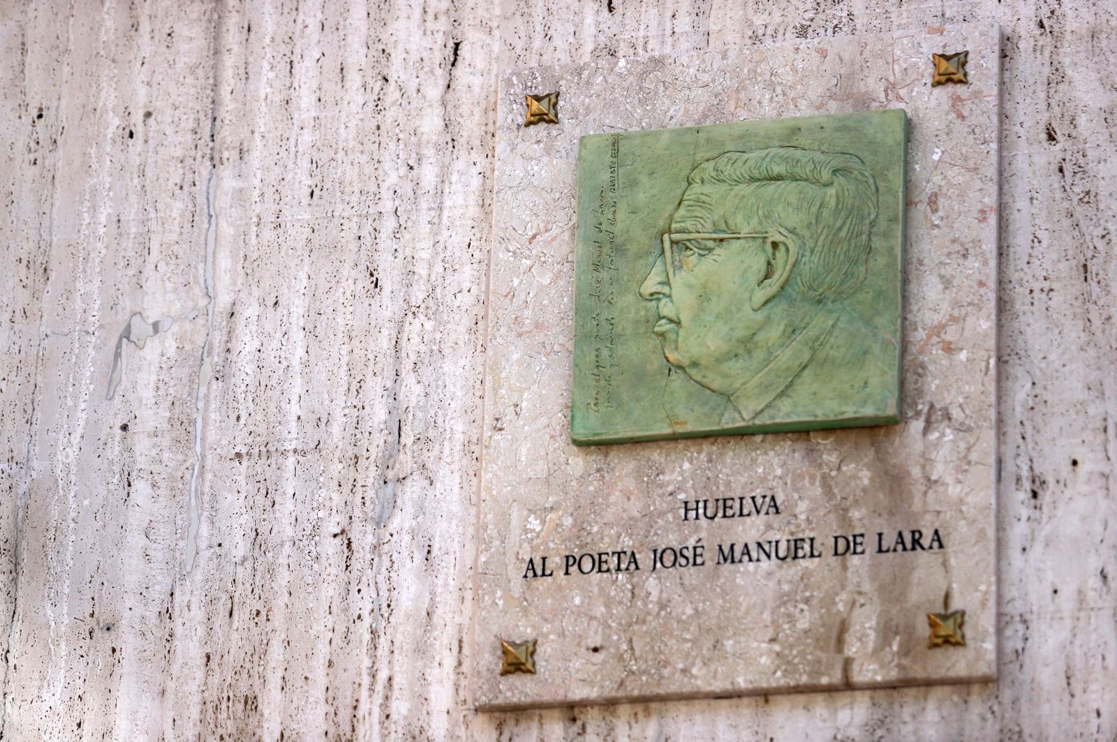 Imágenes del descubrimiento del relieve homenaje al poeta José Manuel de Lara