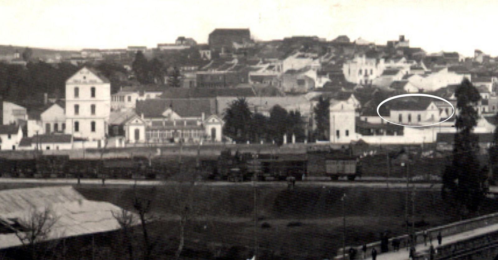 En el círculo a la derecha el edificio del Hotel Reina Victoria (1907).