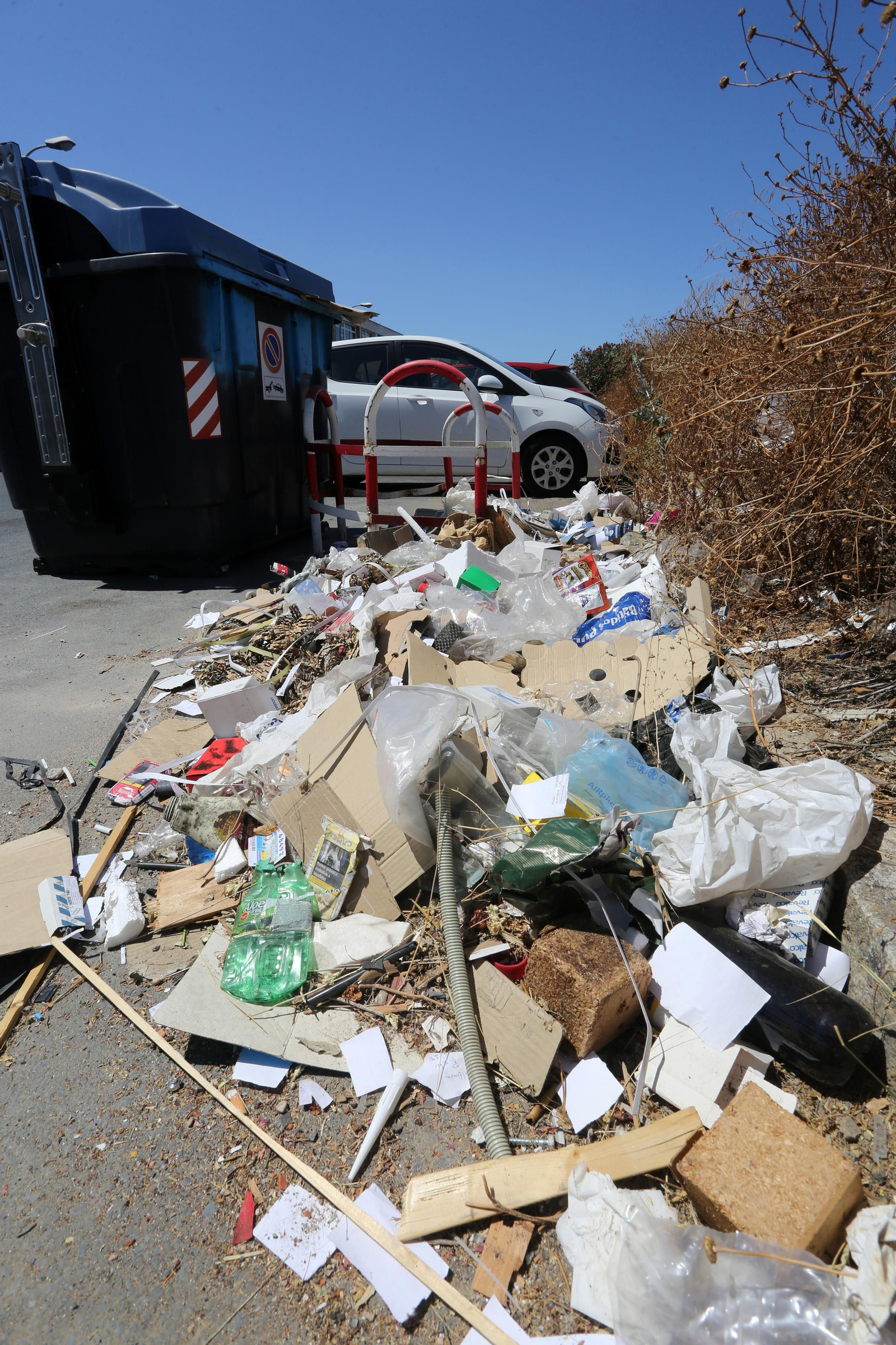 Imágenes de la acumulación de basura en el Polígono San Diego de Huelva