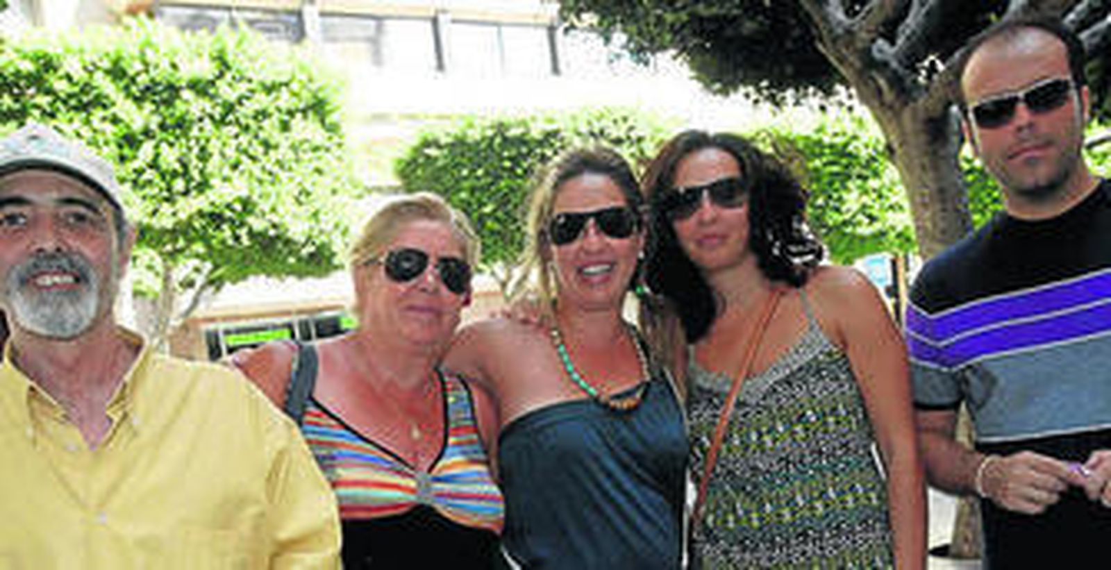 Alejandro Granados, Ángeles Torres, Paqui Torres y el pintor almeriense Antonio Torres recorrían el paseo en busca de un ambigú.