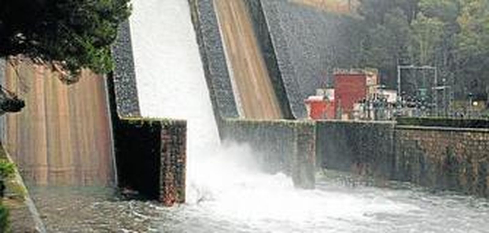 Imagen de archivo de un aliviadero del embalse de Los Hurones.