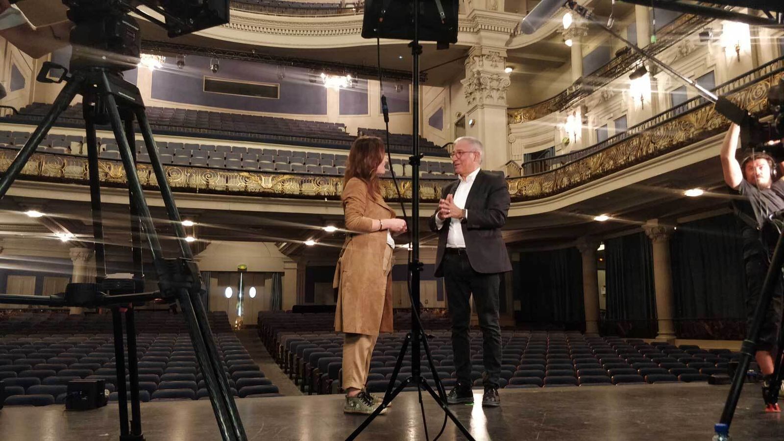 Mamen Mendizábal y Javier Sardá, durante el rodaje de 'Palo y astilla'.