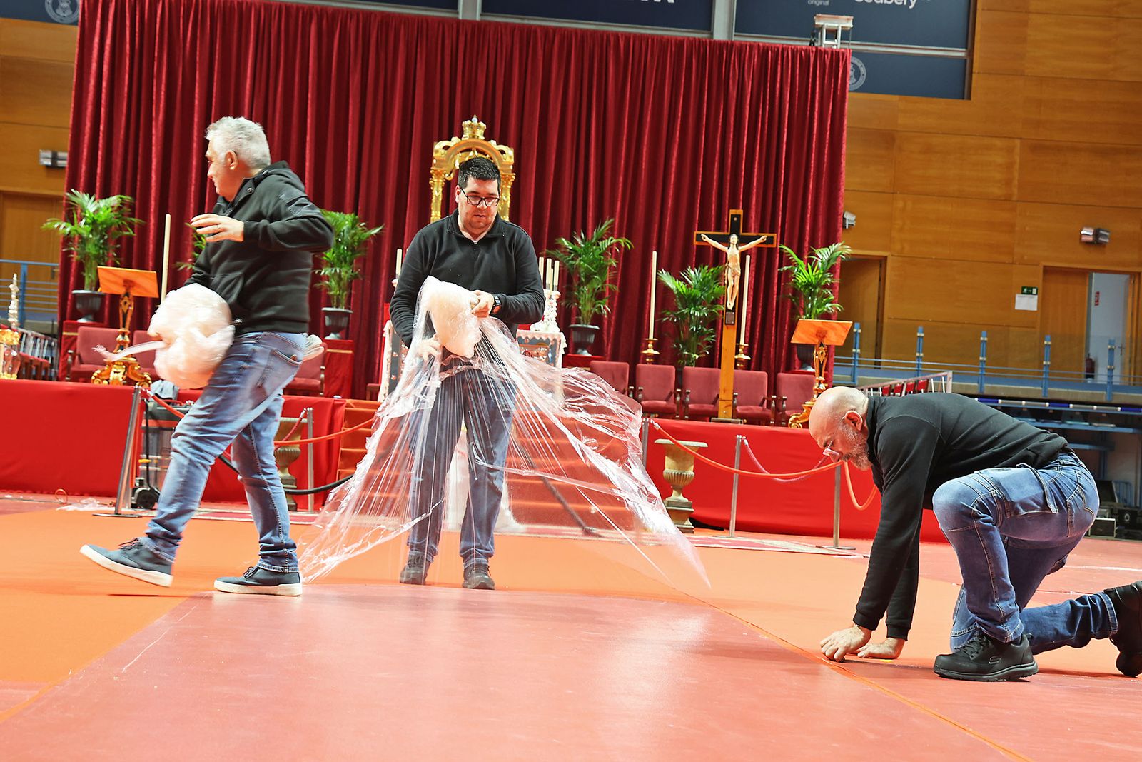 Últimos preparativos para la Misa funeral por las víctimas de Adamuz