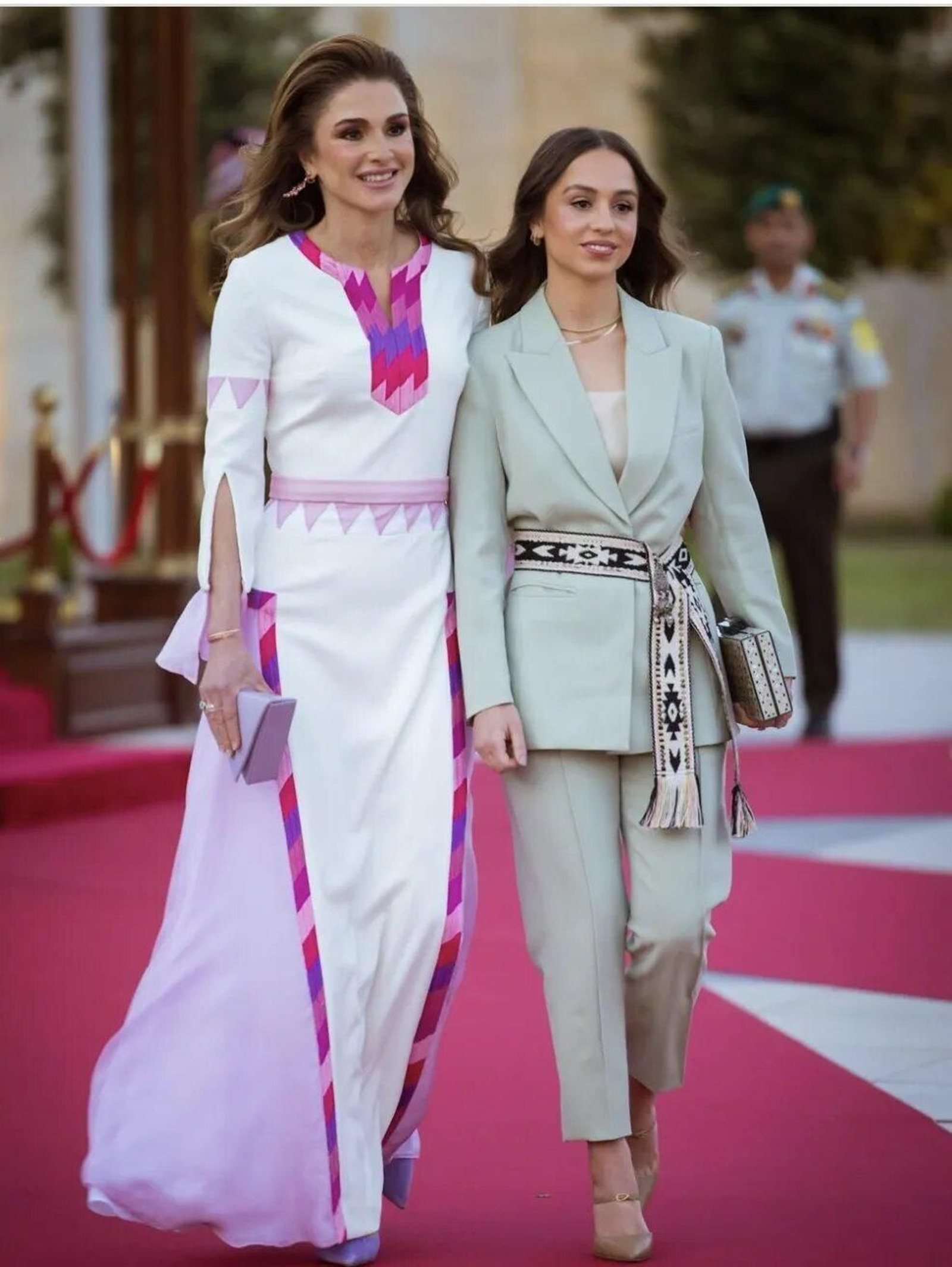 La princesa Imán y su madre, radiantes en el Día de la Independencia de Jordania.