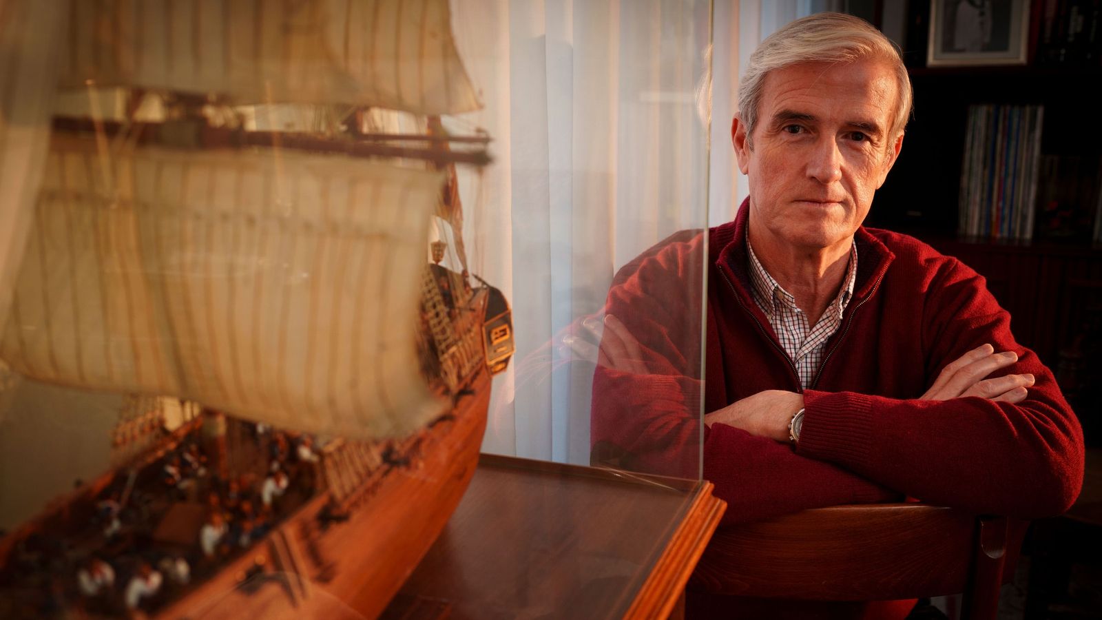 Miguel Golmayo, el pasado miércoles, en su casa de Madrid, ante la maqueta de un barco hecha por él.