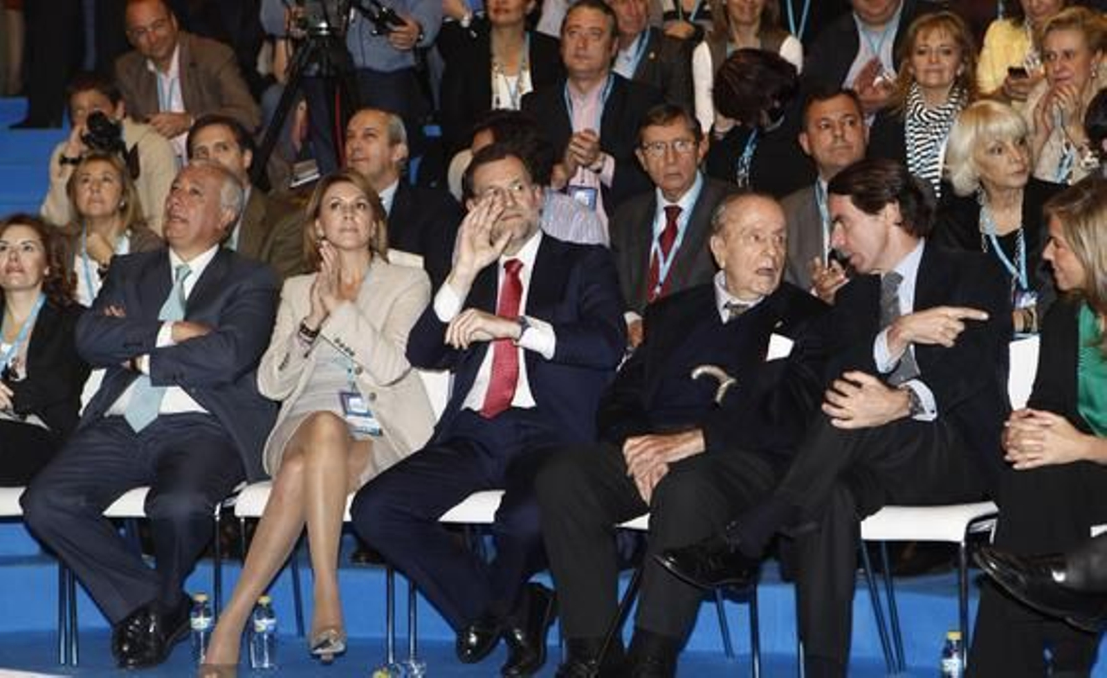 (Derecha-izquierda)Ana Mato,vicesecretaria de Organización del PP; Javier Arenas, presidente del PP en Andalucía; María Dolores de Cospedal,secretaria general del PP; Mariano Rajoy,actual número uno del partido; Manuel Fraga, fundador del Partido Popular; José María Aznar,ex presidente del Gobierno; y Soraya Sáenz de Santamaría, la portavoz del grupo popular.

Foto: Antonio Pizarro