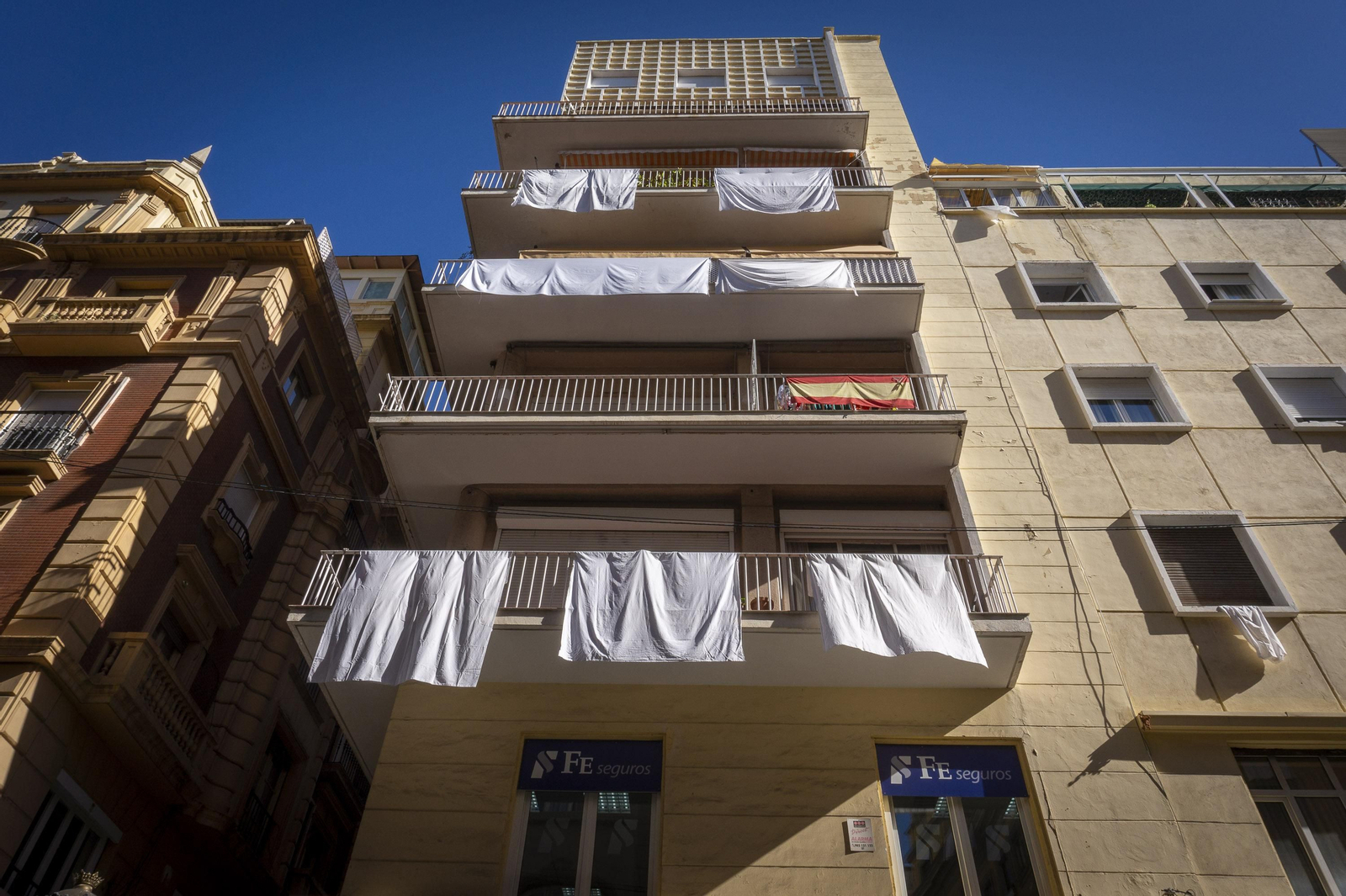 Fotos: Calle Ganivet de Granada vestida con sábanas blancas como protesta vecinal por los ruidos