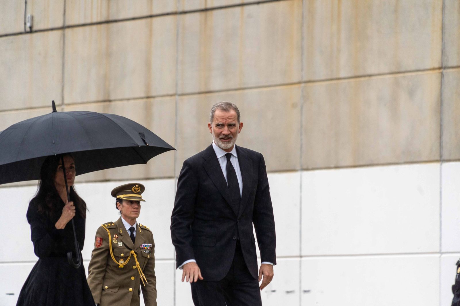 Fotografías de la llegada de los reyes Felipe VI y Doña Letizia al funeral por las víctimas de Adamuz en Huelva