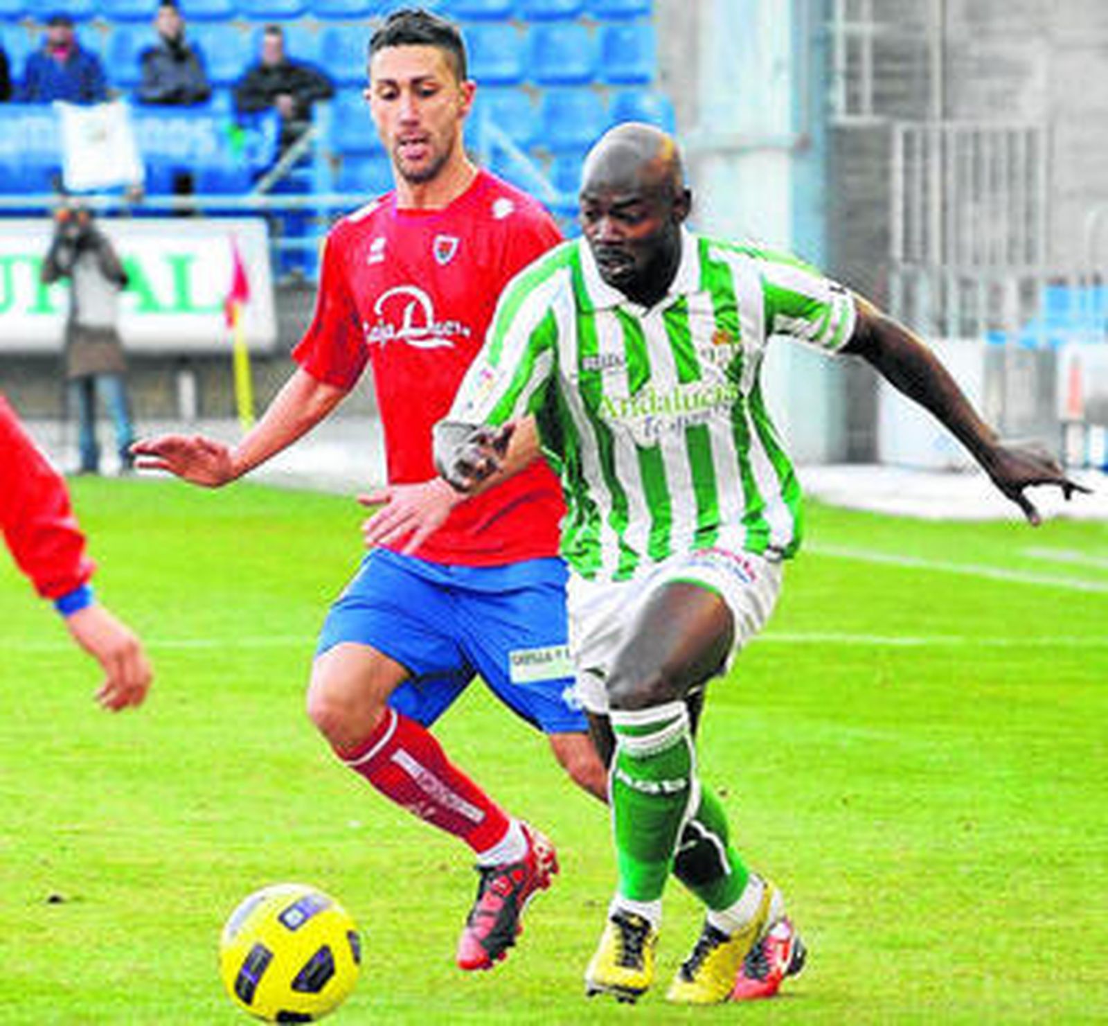Emana intenta la marcharse del marcaje de Garmendia.