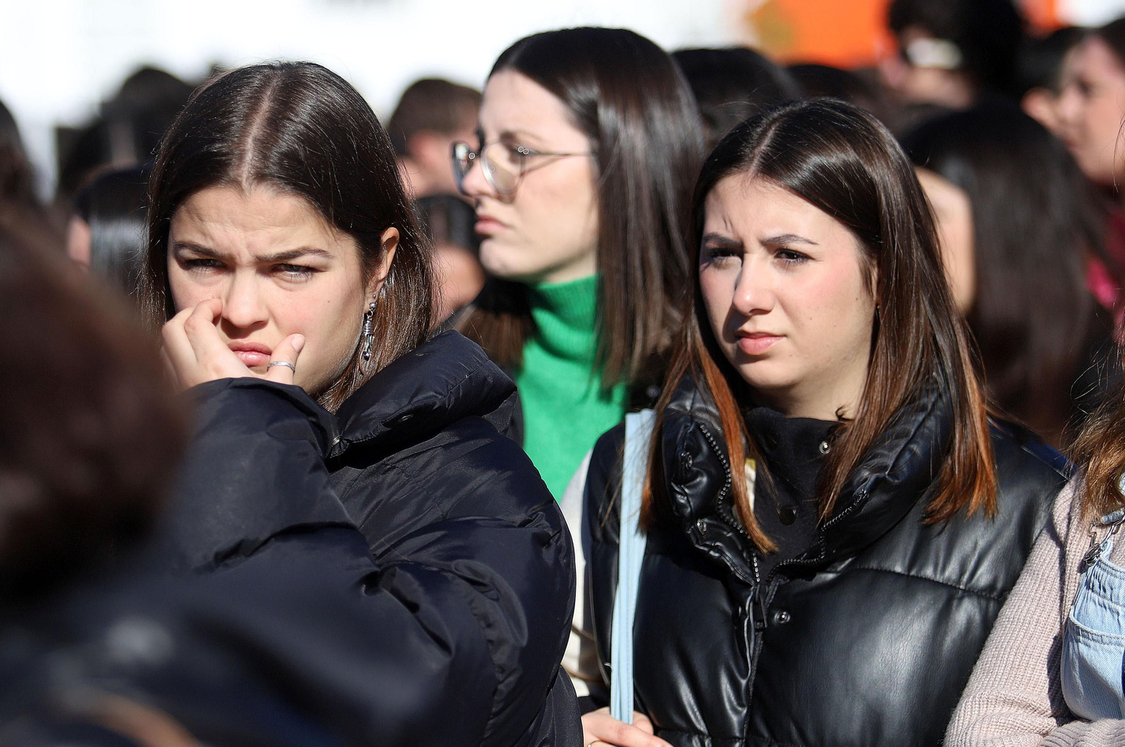 Imágenes del minuto de silencio guardado en la Universidad de Huelva en memoria de los estudiantes fallecidos en el incendio