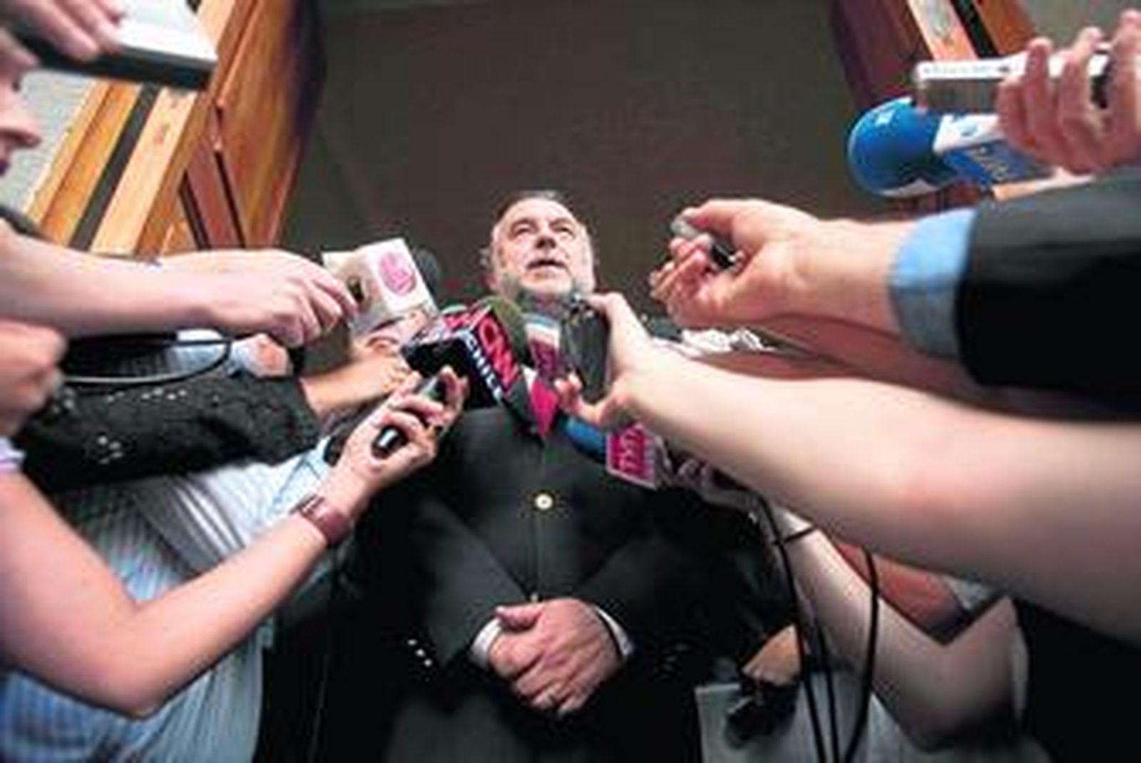 El ministro de Exteriores chileno contesta las preguntas de los periodistas, ayer en Santiago.