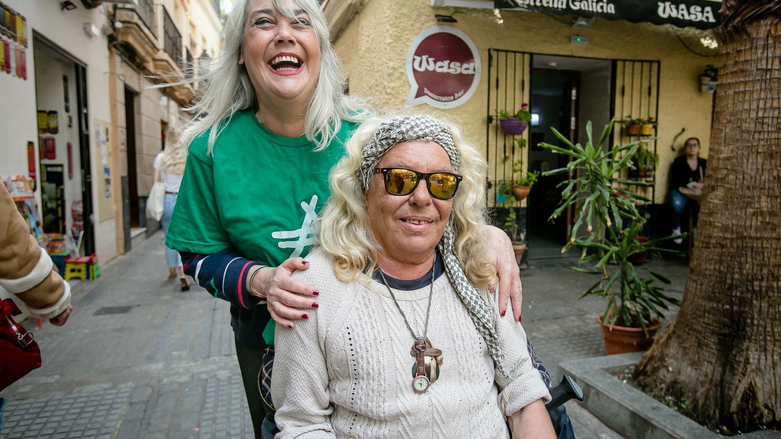 La voluntaria de Iguales en Acción Amparo Muñiz con Jutta Lenes.