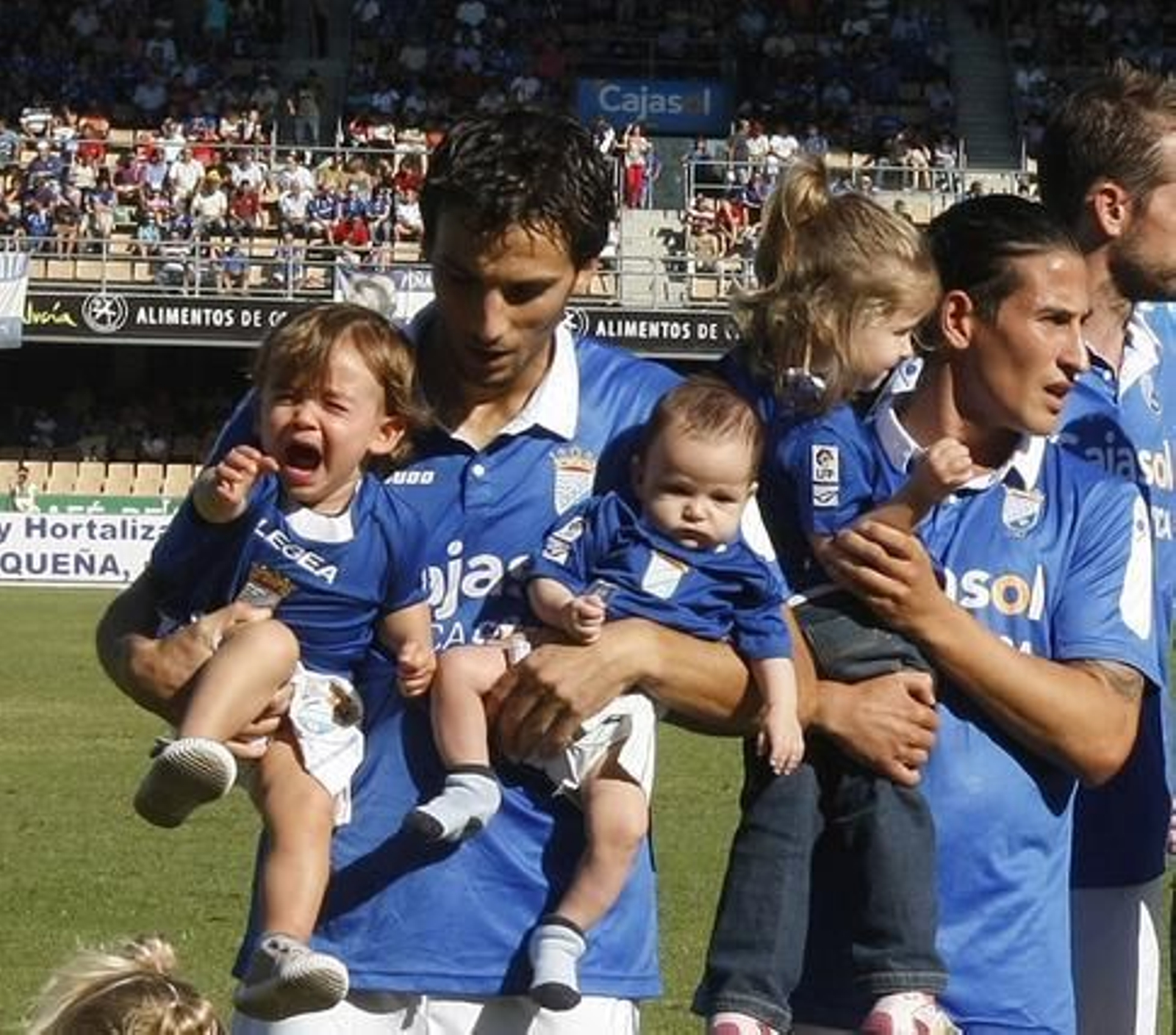 En la salida al campo de los futbolistas, Óscar Díaz no pudo controlar el llanto del pequeño

Foto: Juan Carlos Toro