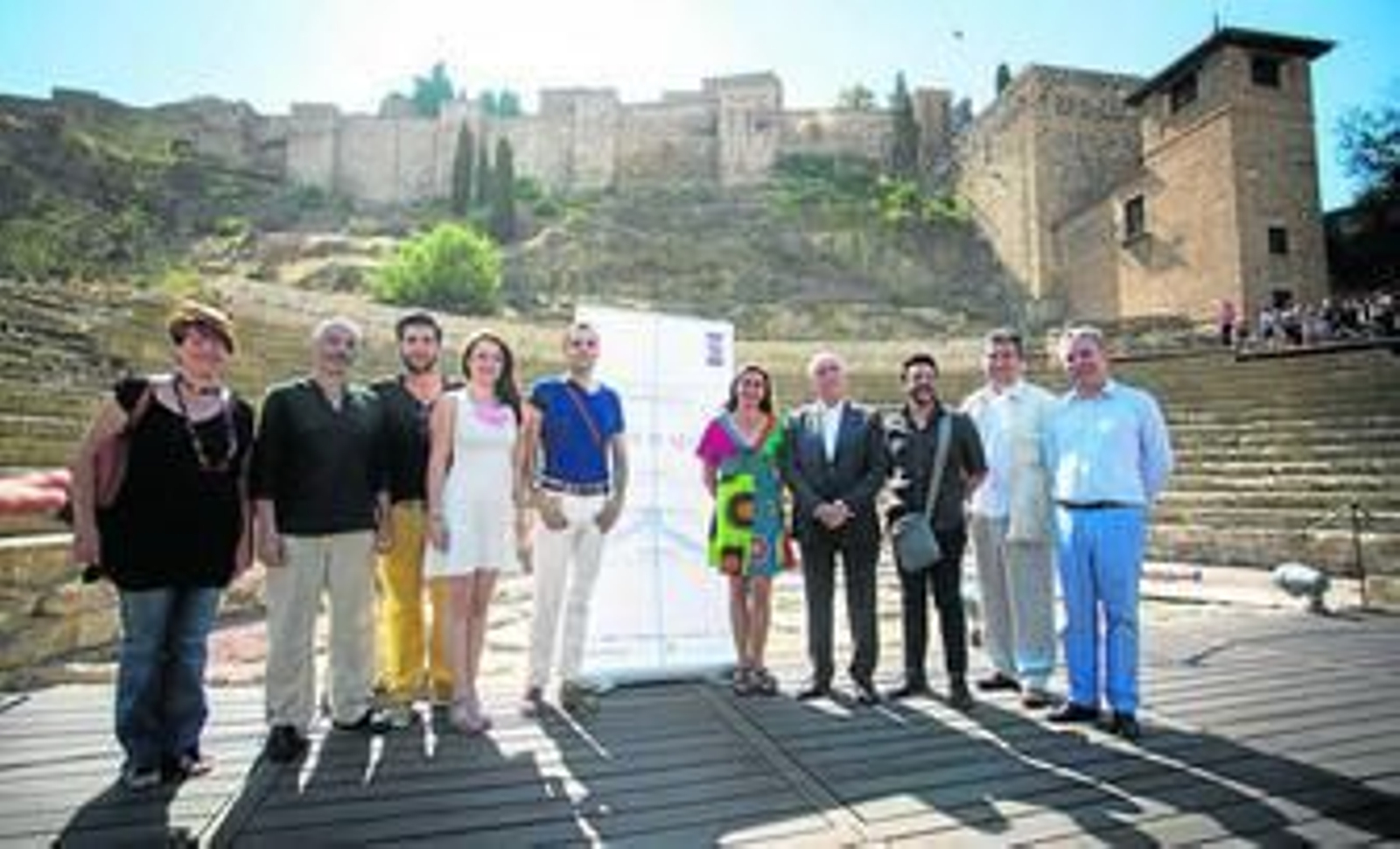 El consejero de Cultura, Luciano Alonso, con miembros de varias compañías participantes, ayer.