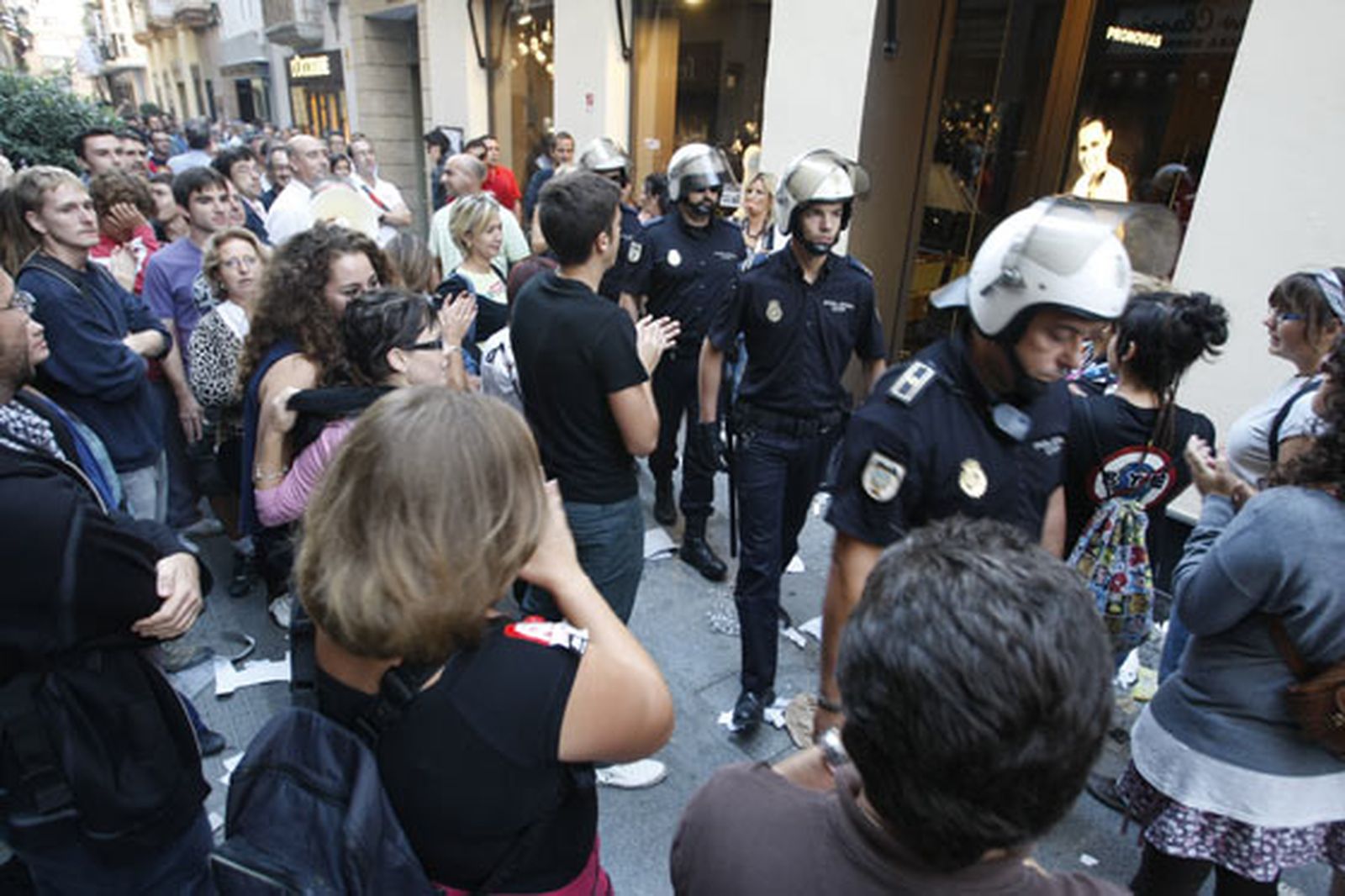 Los piquetes tomaron el centro de la capital desde primera hora de la mañana para impedir la apertura de comercios y empresas

Foto: Jose Braza