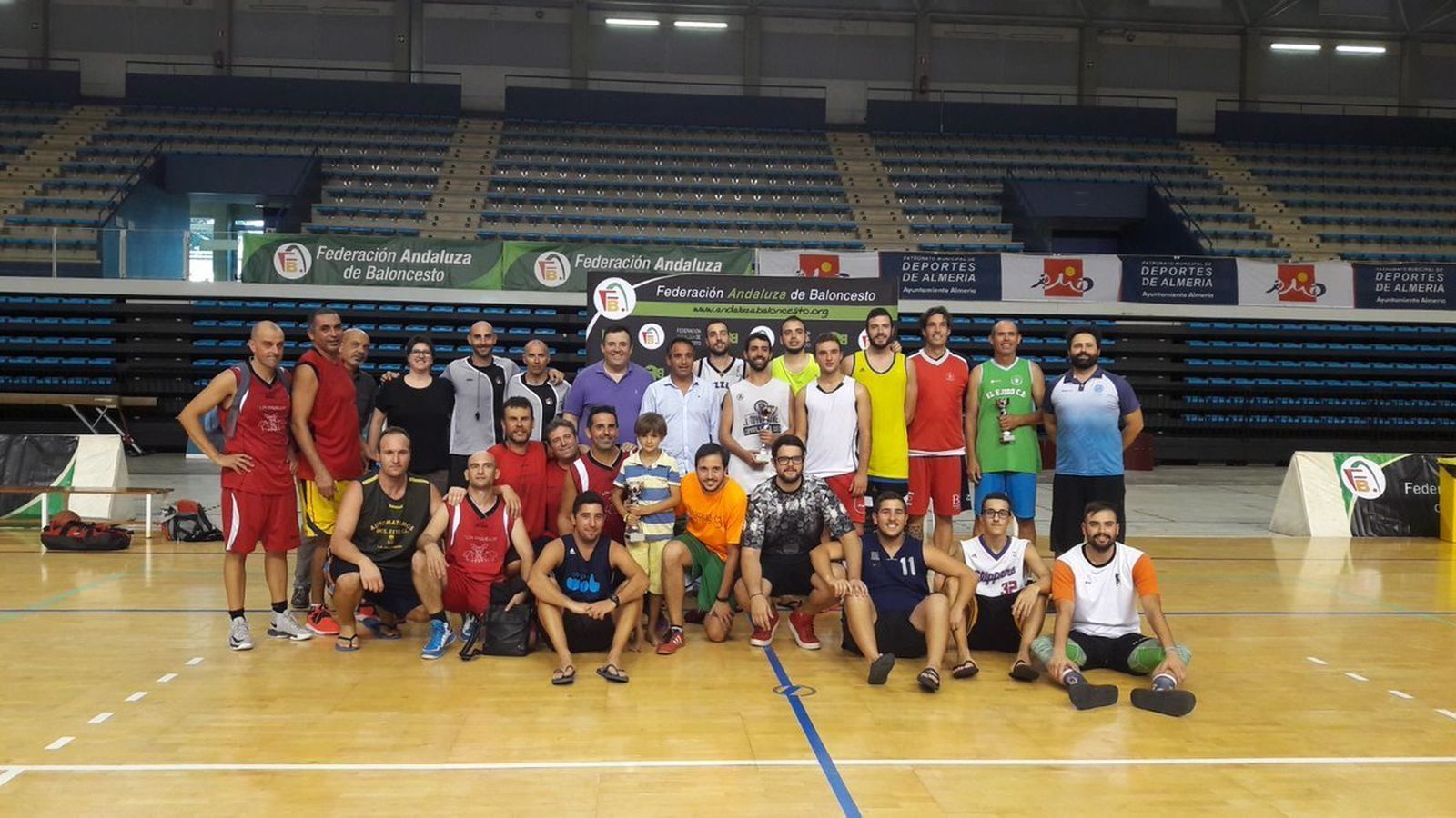Los tres equipos primeros clasificados de las 24 Horas de Baloncesto.