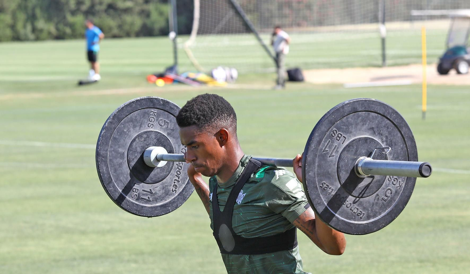 Júnior realiza un ejercicio de pesas ayer en Jerez.