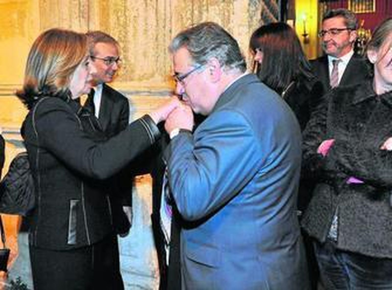 Consuelo García Píriz recibe el pésame de Zoido. Detrás, el alcalde de Alcalá de Guadaíra, Antonio Gutiérrez Limones.