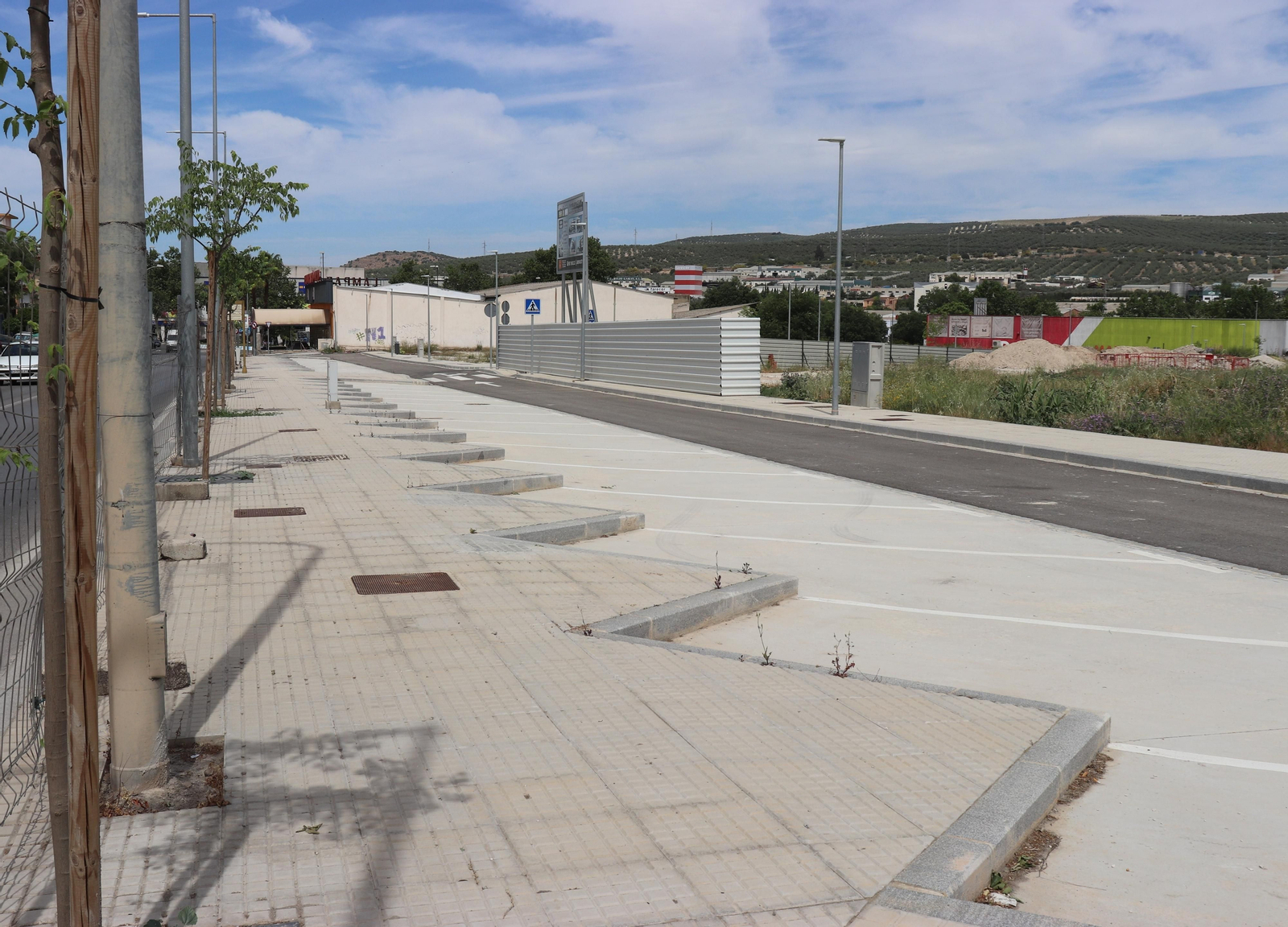 La nueva urbanización de la avenida de la Infancia en Lucena, en fotografías