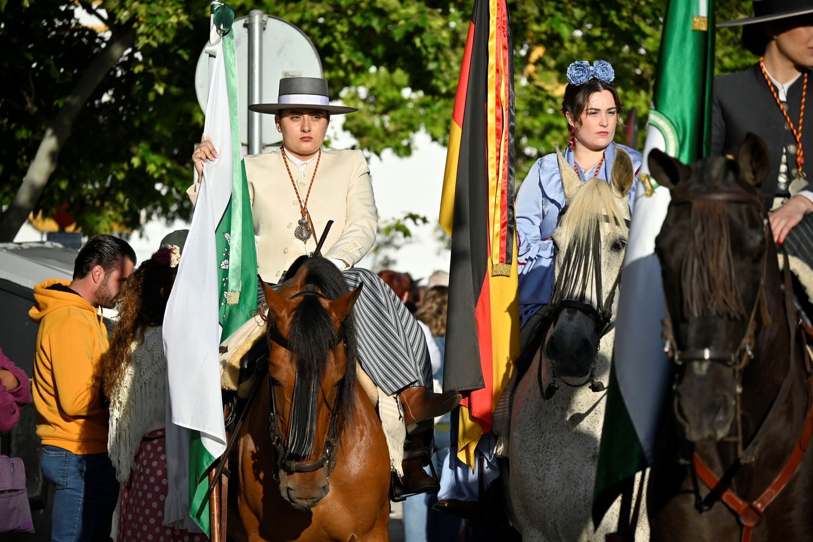 Imágenes de los peregrinos de la Hermandad de Emigrantes en su salida por las calles de Huelva