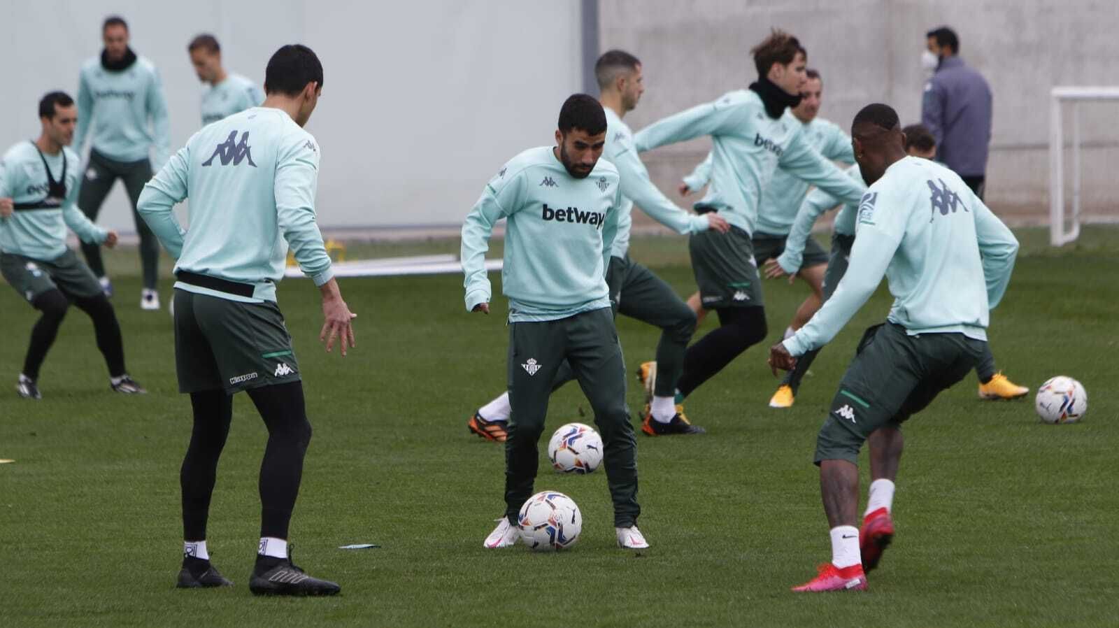 Yassin Fekir, junto a Mandi y Emerson, en un ejercicio de esta mañana.