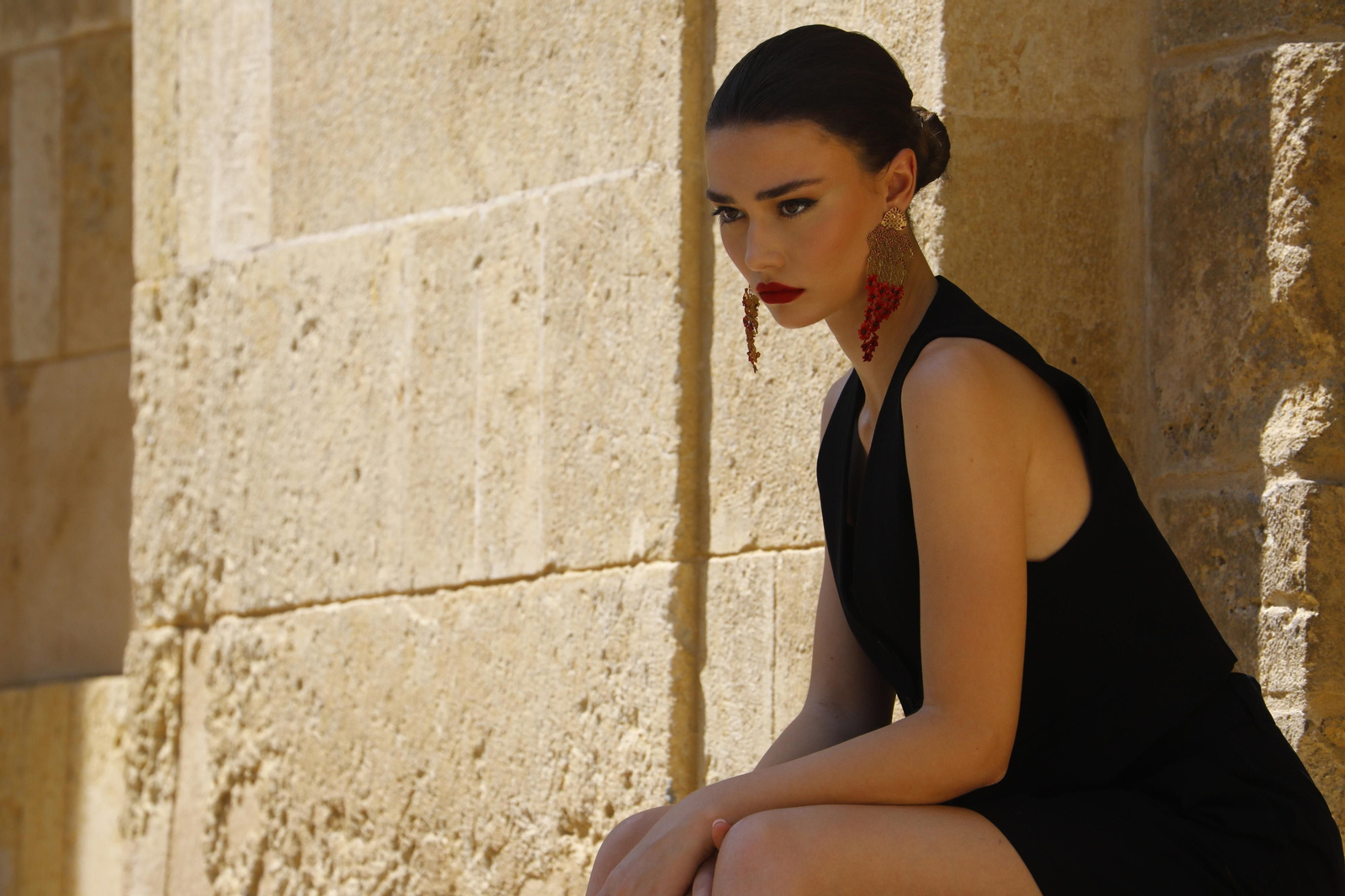 Tras el objetivo de Marina Testino: la mujer de Romero de Torres seduce a los joyeros cordobeses