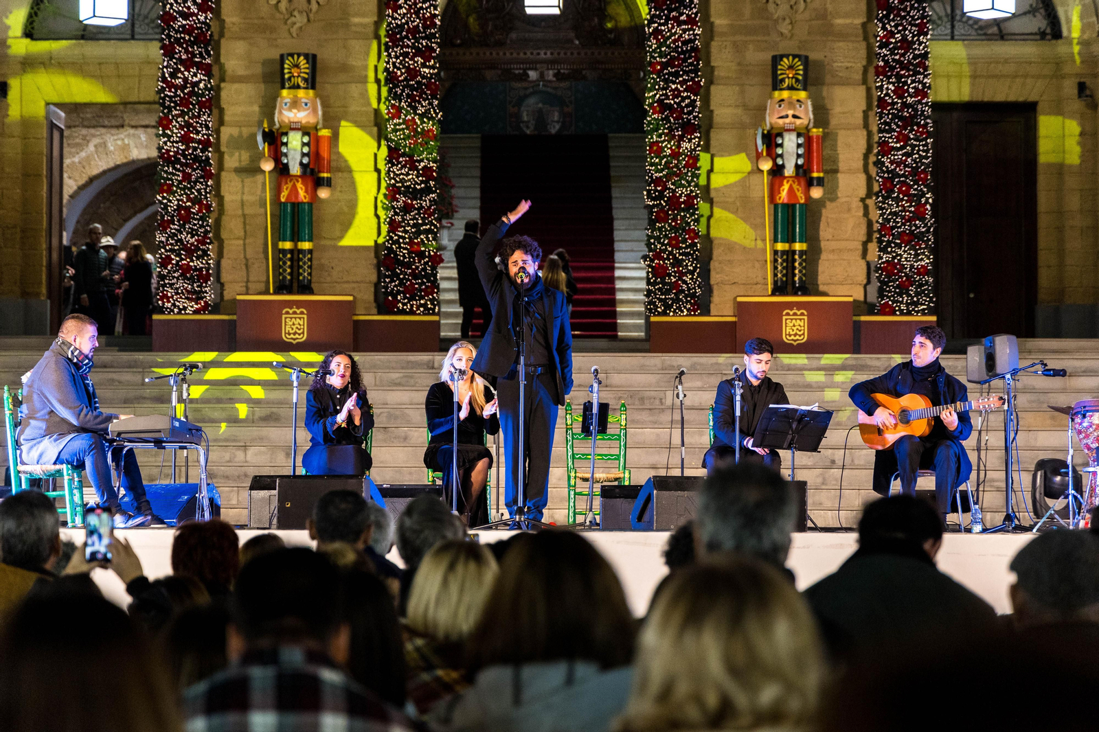 Doble sesión de zambombas navideñas en la plaza del Rey de San Fernando