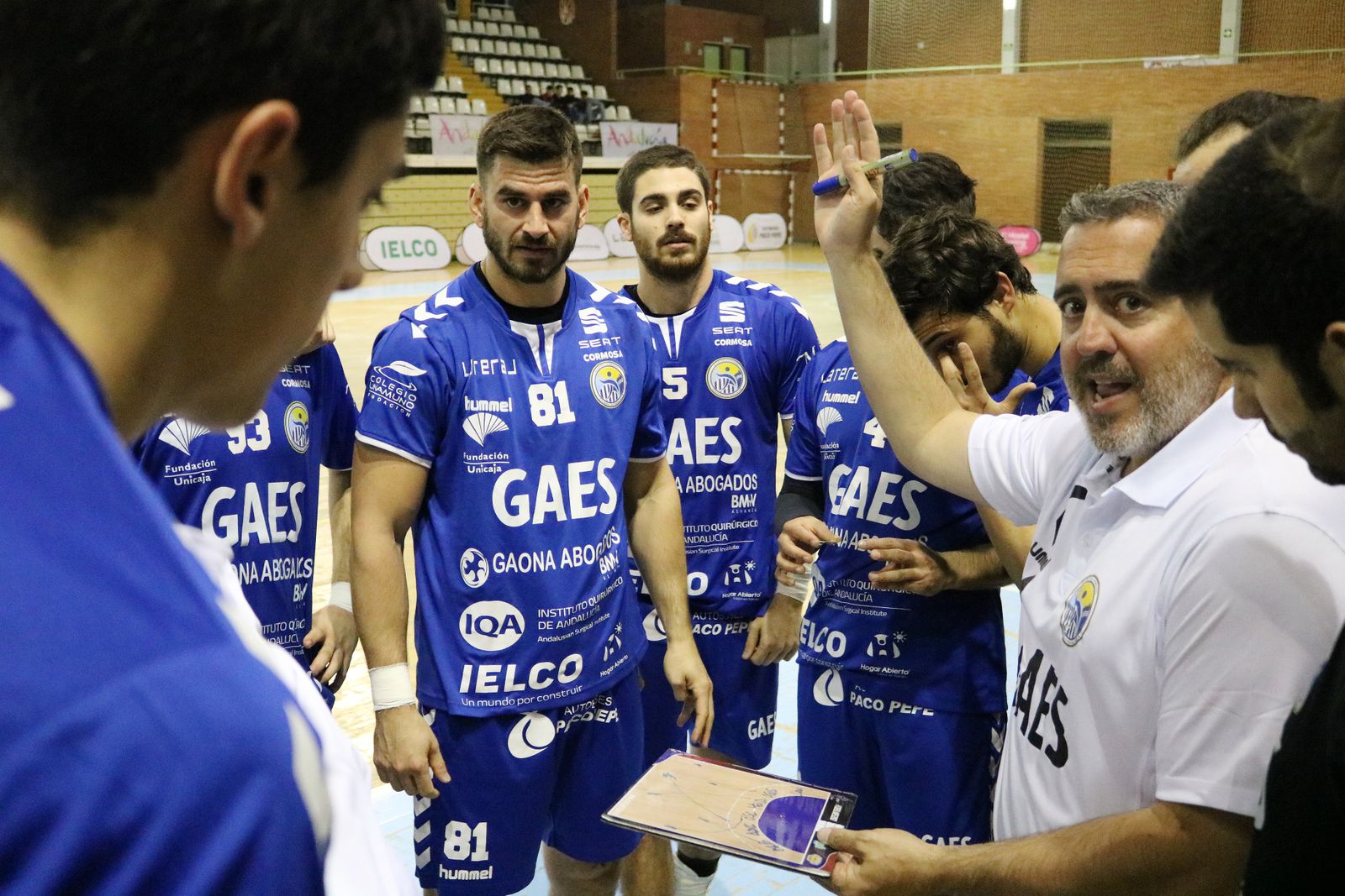 Curro Lucena da órdenes en un partido.