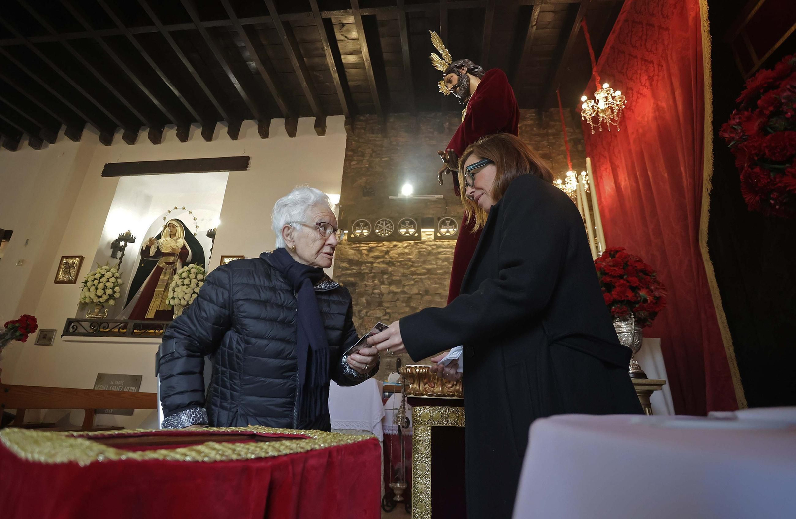 El tradicional besapiés del Cristo de Medinaceli de Algeciras, en imágenes