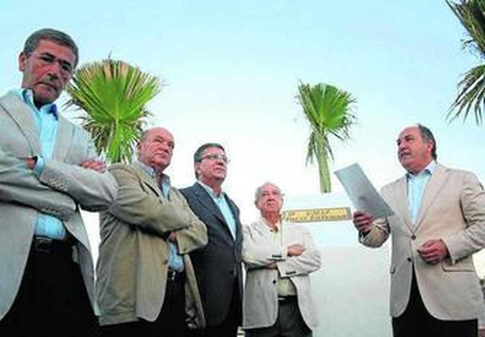 Landaluce junto a Paco Esteban y anteriores alcaldes.