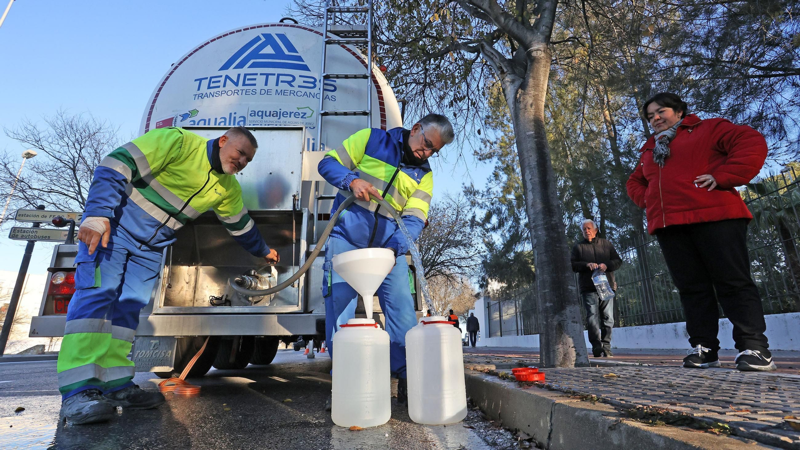 Imágenes del reparto de agua en Vallesequillo