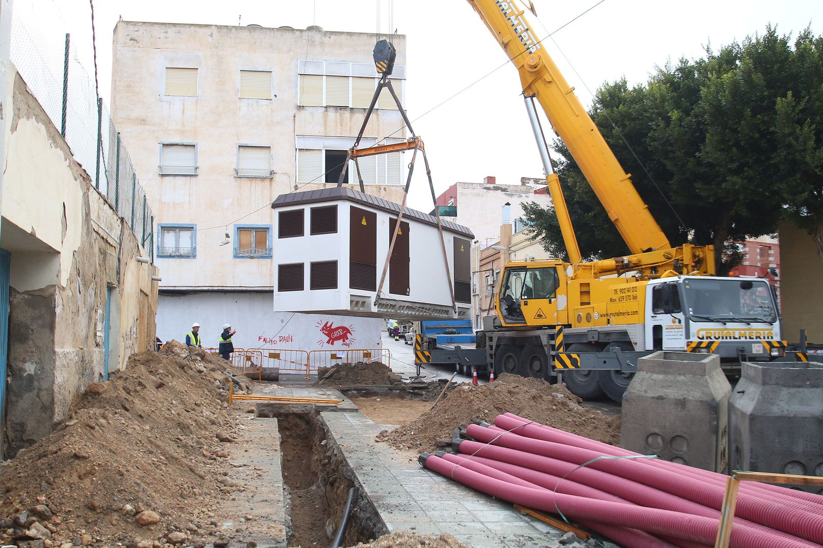 Endesa procedía esta semana a la instalación de dos centros de transformación en Pescadería-La Chanca