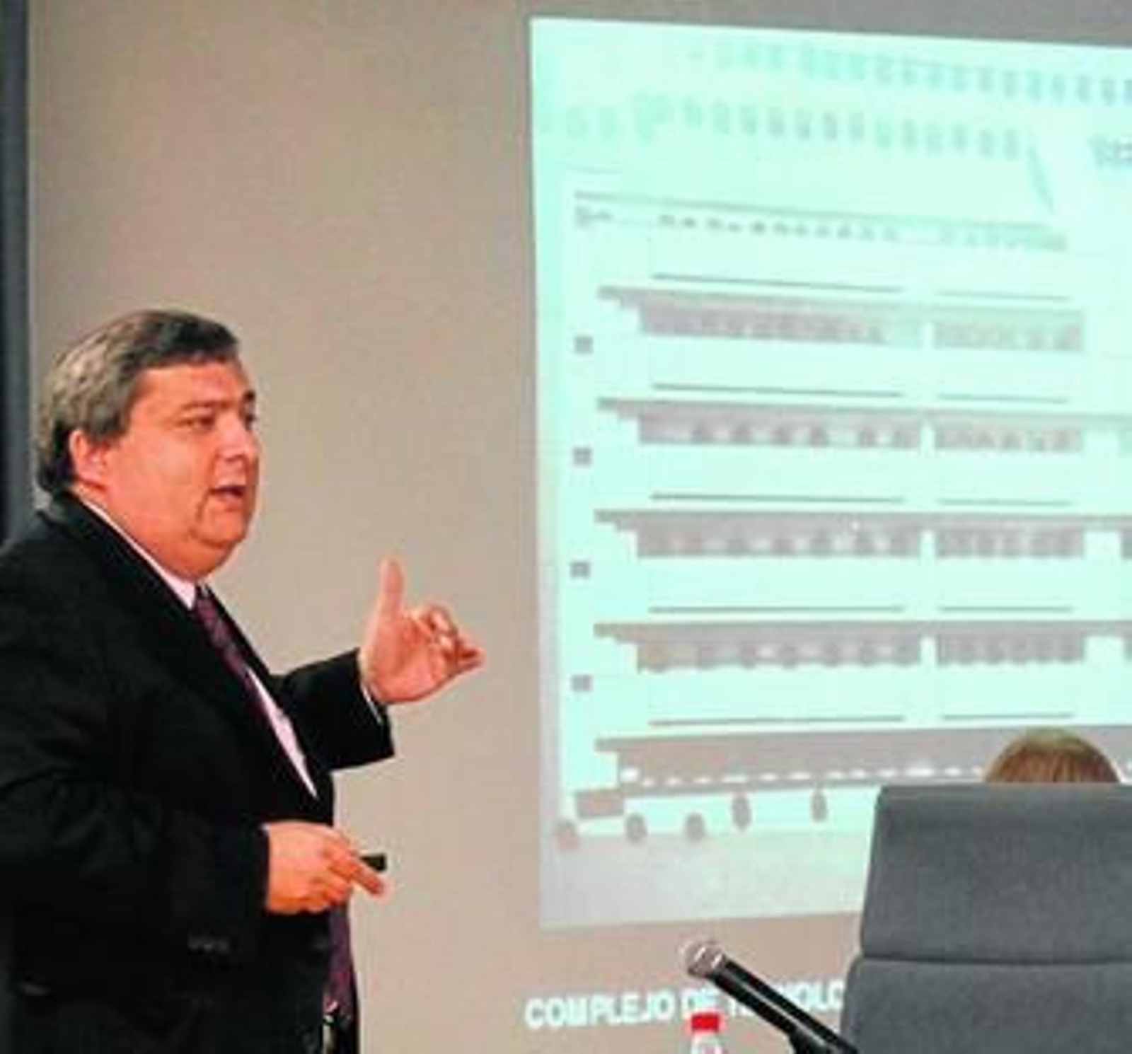 Javier Boned, ayer, durante la conferencia que pronunció en la Universidad.
