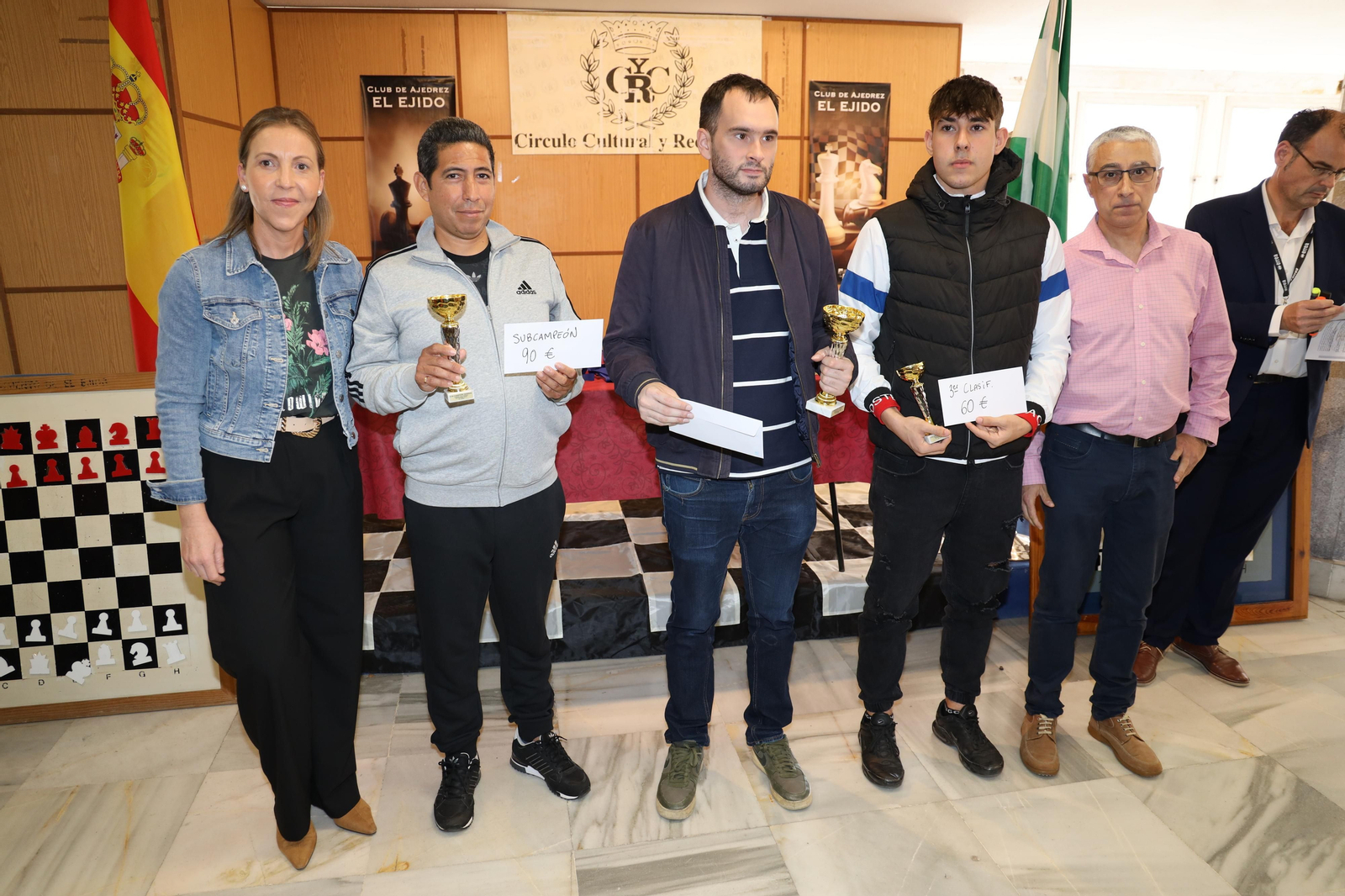 Los primeros clasificados de la competición posan con sus respectivos trofeos.