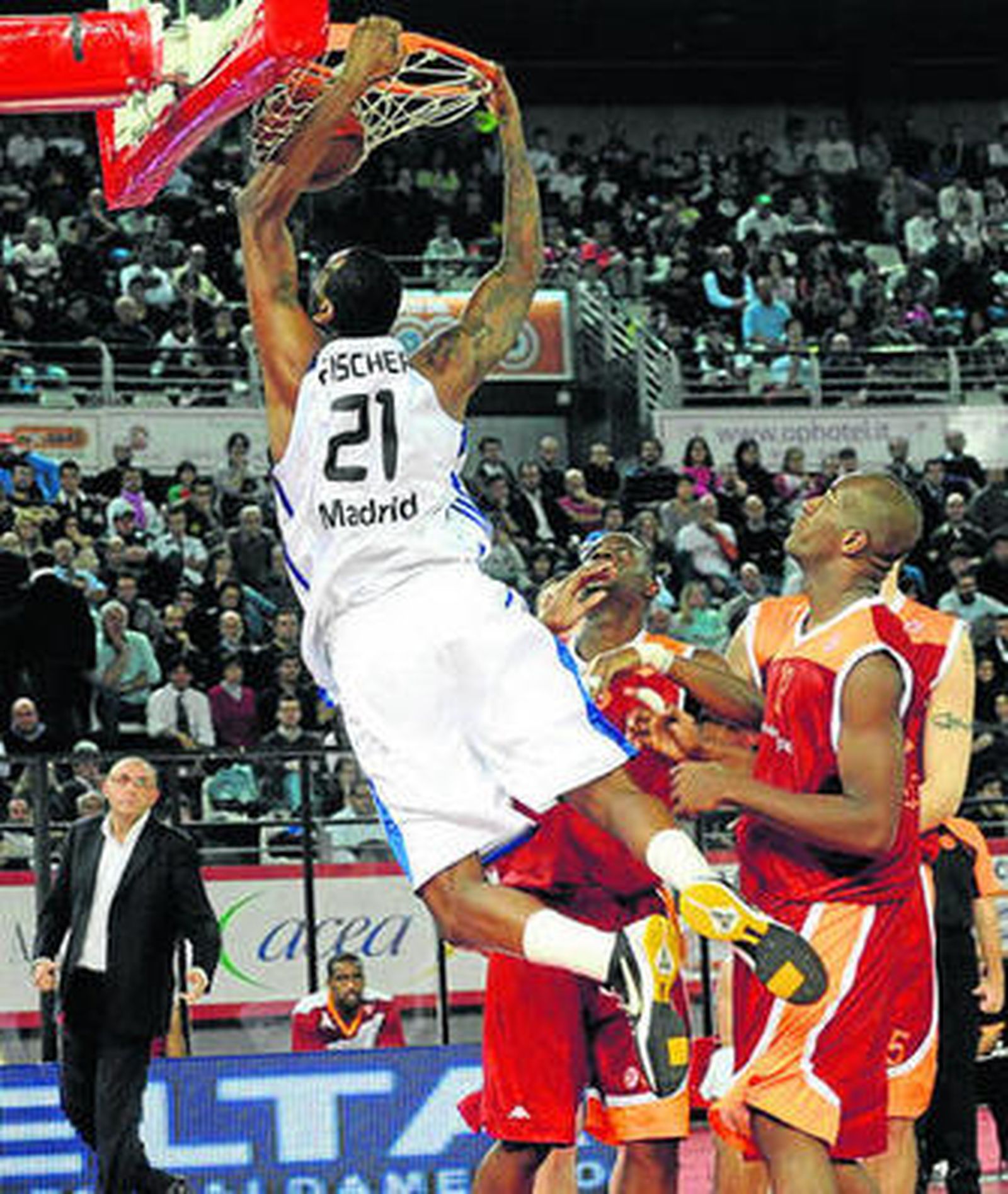 Fischer (21) machaca ante el Virtus Roma.