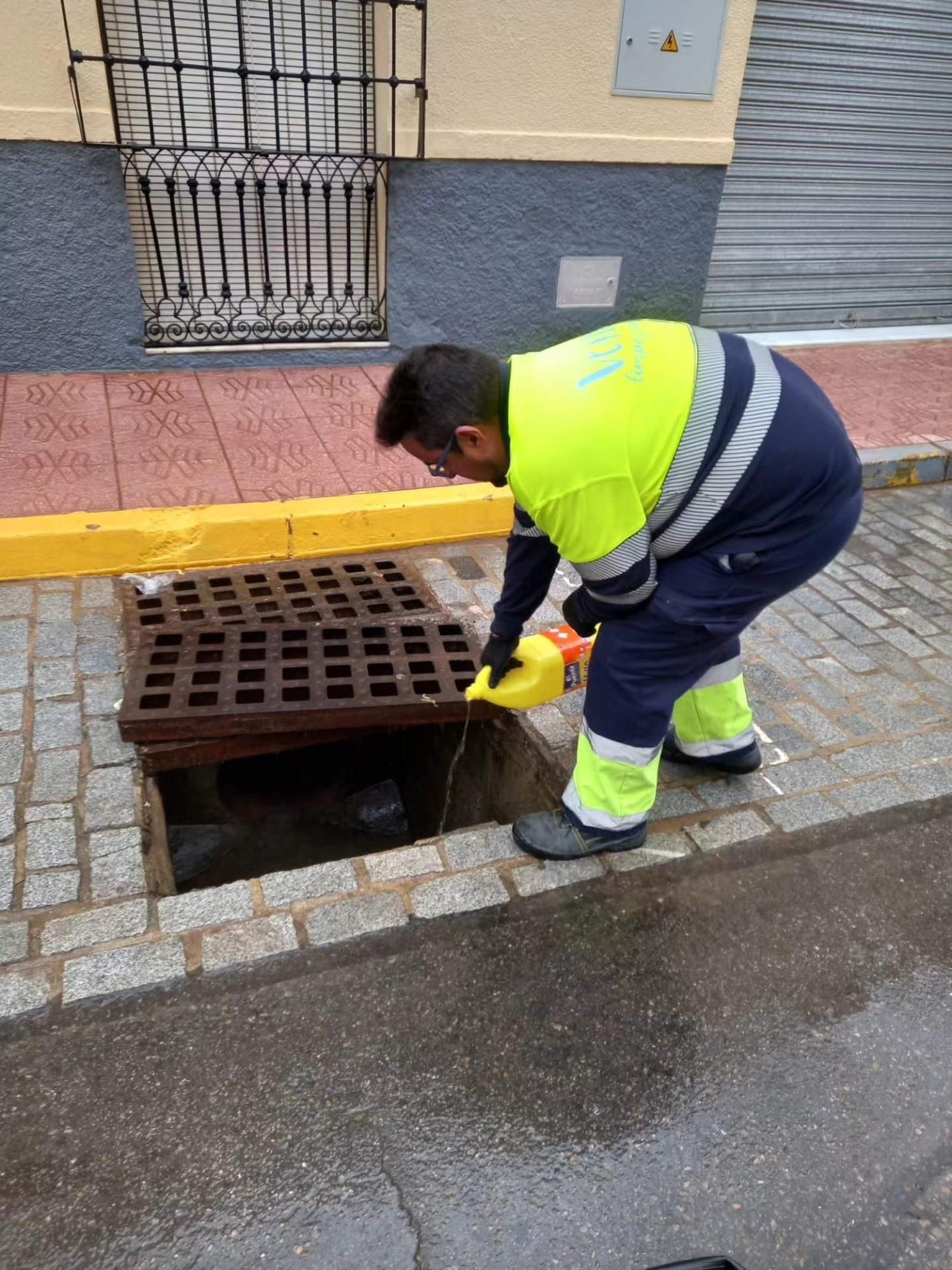 Uno de los trabajadores limpinado la red pluvial.
