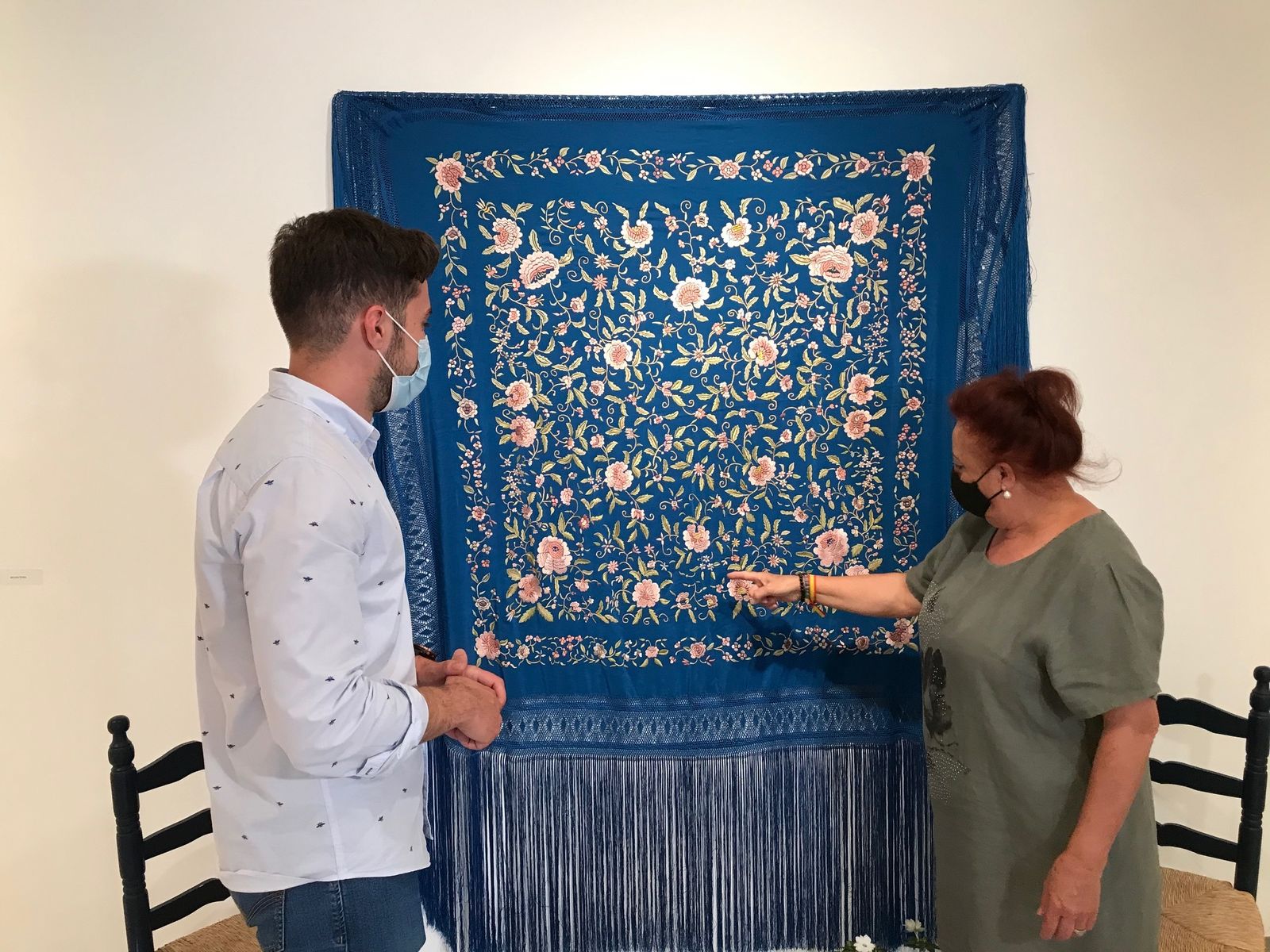 Inauguración de la exposición de mantones bordados a mano en El Viso del Alcor.