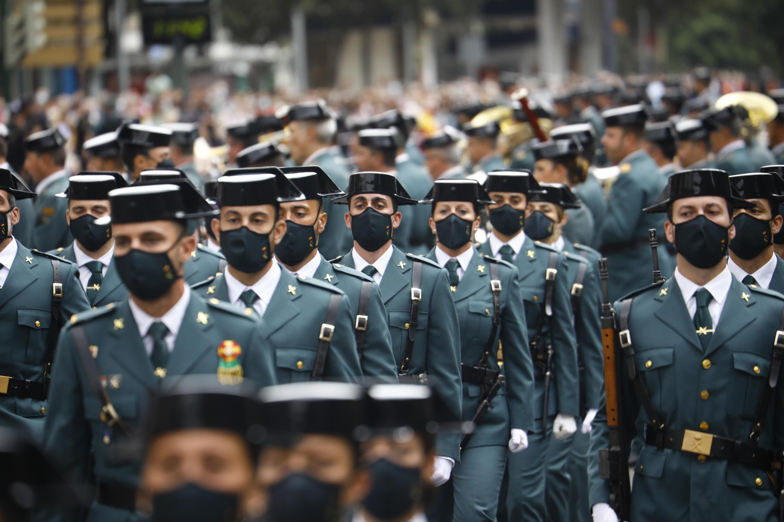 El desfile por la celebración de la semana de la Guardia Civil en Córdoba, en fotografías