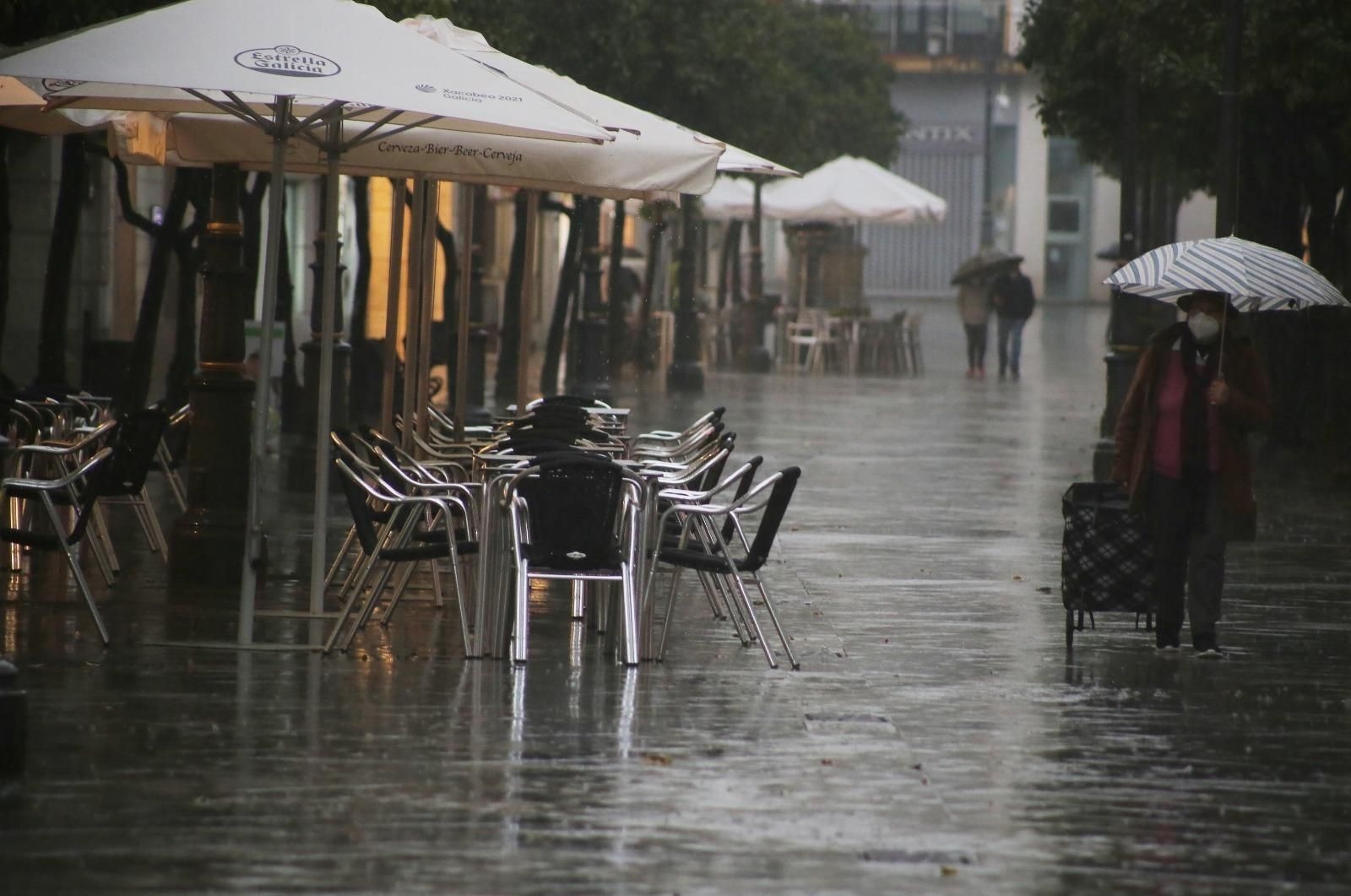 Terrazas vacías en el centro de Jerez como consecuencia de la incesante lluvia.